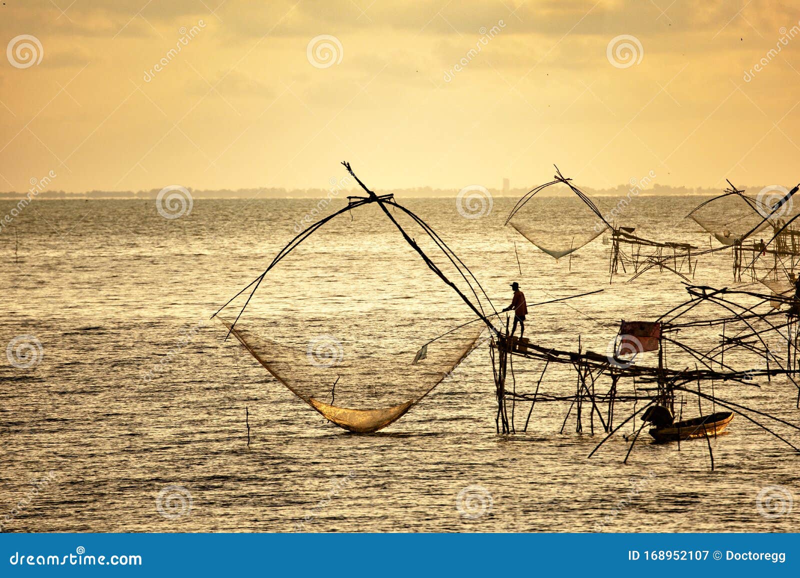 https://thumbs.dreamstime.com/z/pak-pra-fisherman-fishing-big-net-phatthalung-thailand-life-168952107.jpg