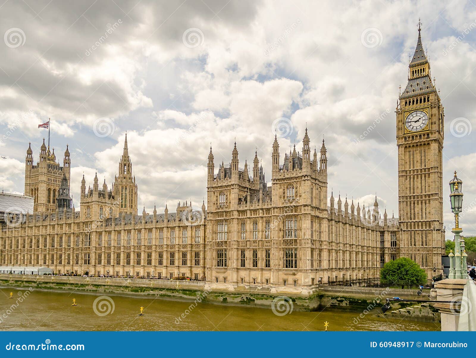 Casas Do Parlamento E Estátua Do Rei Ricardo Coração De Leão, No Bairro De  Westminster - Dia Ensolarado Com Muitos Detalhes Arquitetônicos Foto  Royalty Free, Gravuras, Imagens e Banco de fotografias. Image