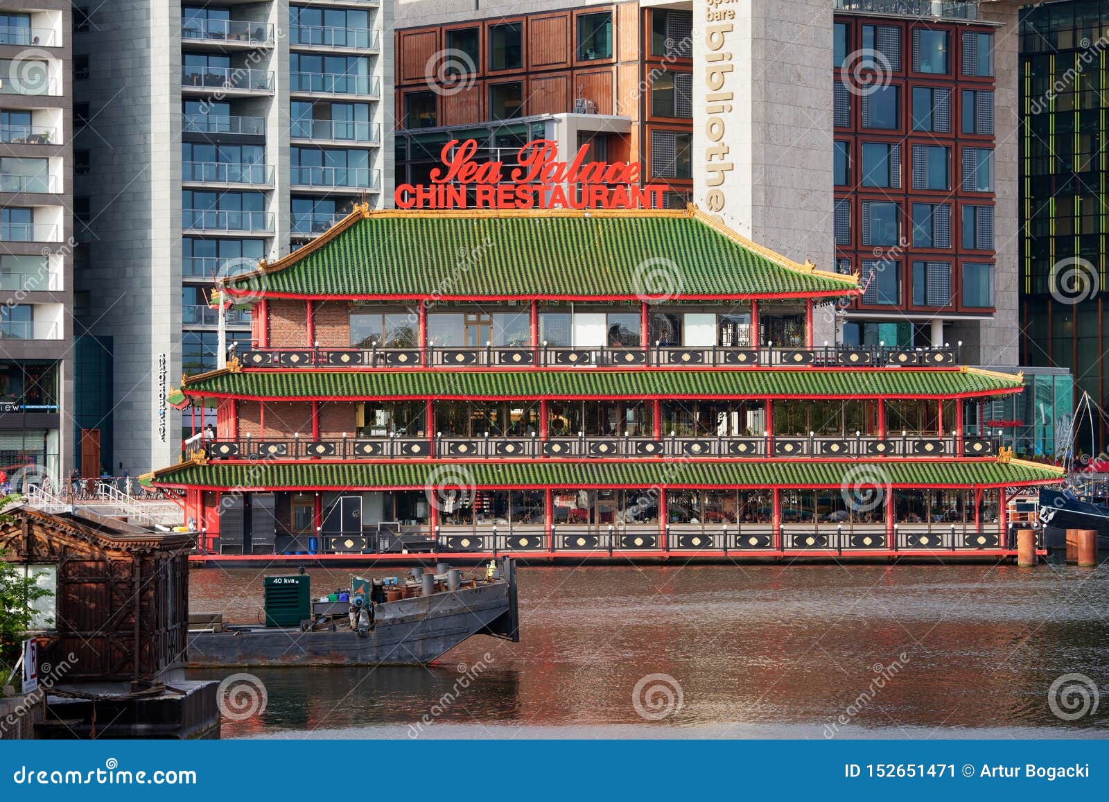 Chinese Restaurant Sea Palace in Amsterdam. Amsterdão, Holanda, Países Baixos - 13 de maio de 2013: Palácio do mar do restaurante, o primeiro restaurante chinês de flutuação em Europa