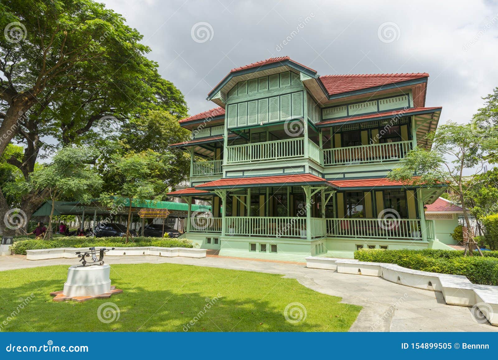 Edificio de oficinas del museo de Palace de rey Narai en Lopburi, Tailandia