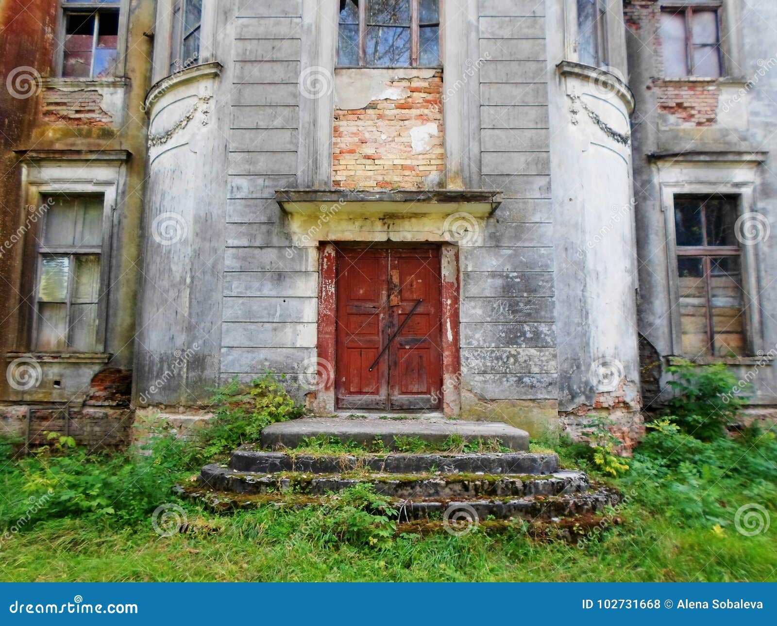 Palacio abandonado en Bielorrusia Zheludok, región de Grodno, construida en el comienzo del siglo XX, ejemplo del estilo de Art Nouveau