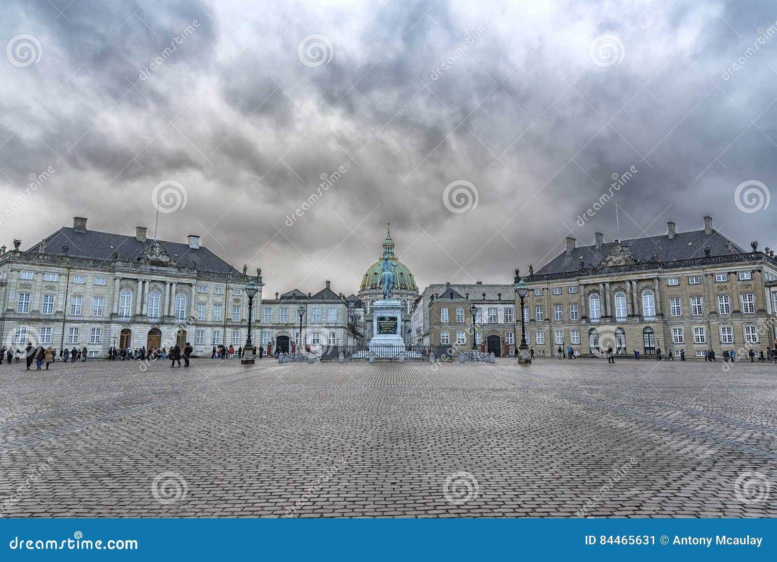 Palacio de Copenhague Amalienborg. El palacio del amalienborg en la capital danesa de Copenhague