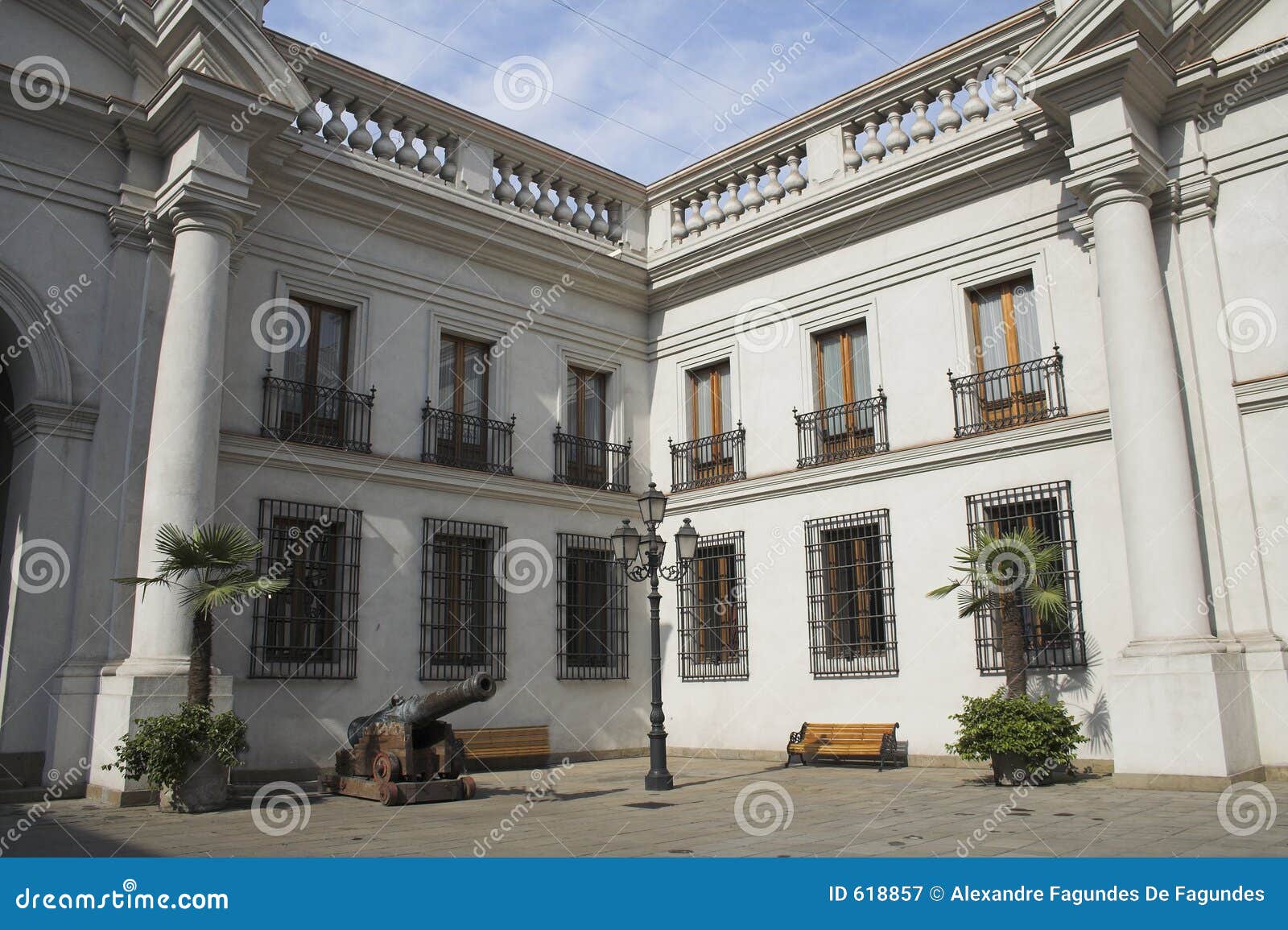 palacio de la moneda inner garden