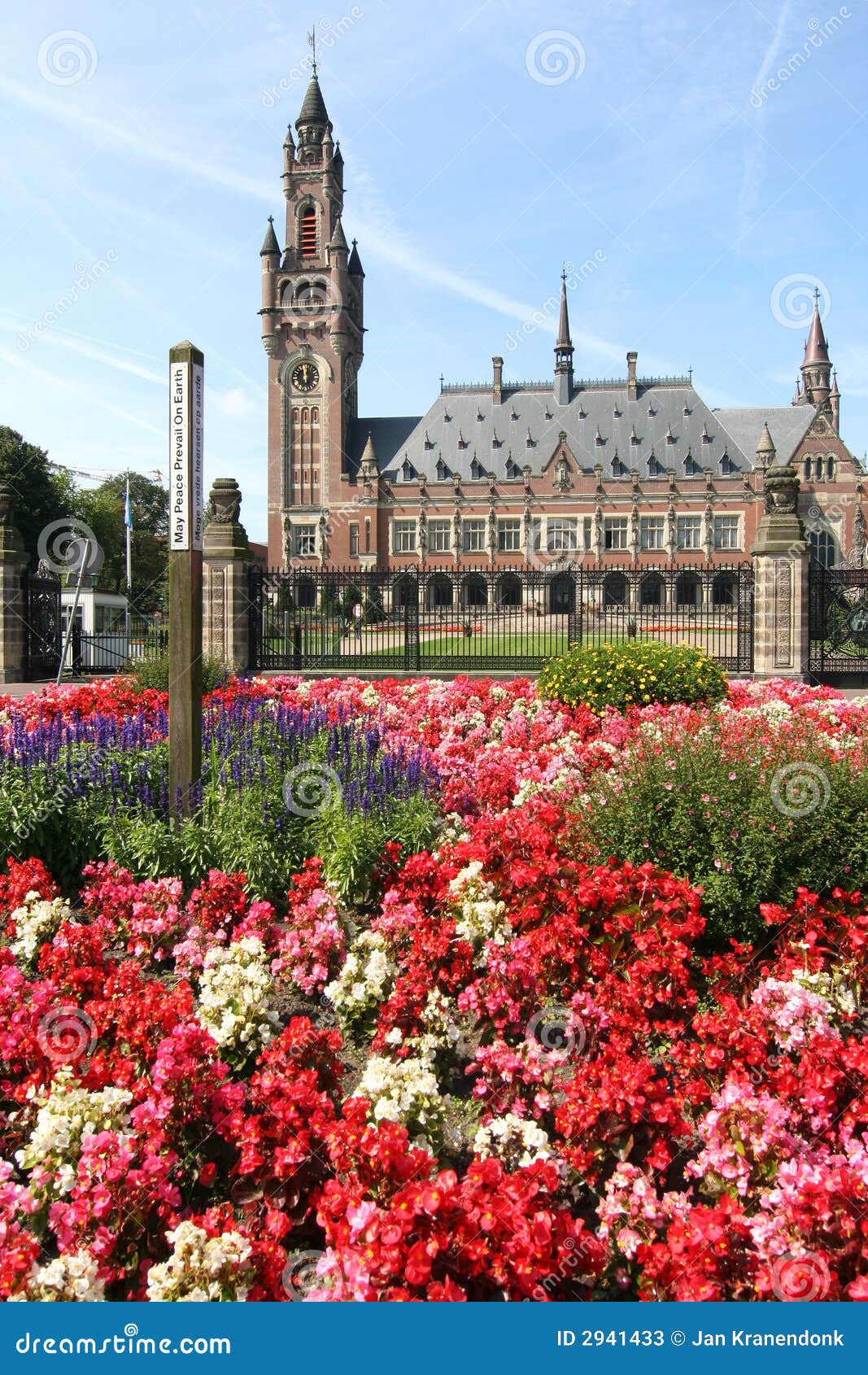 Palacio de la paz con las flores