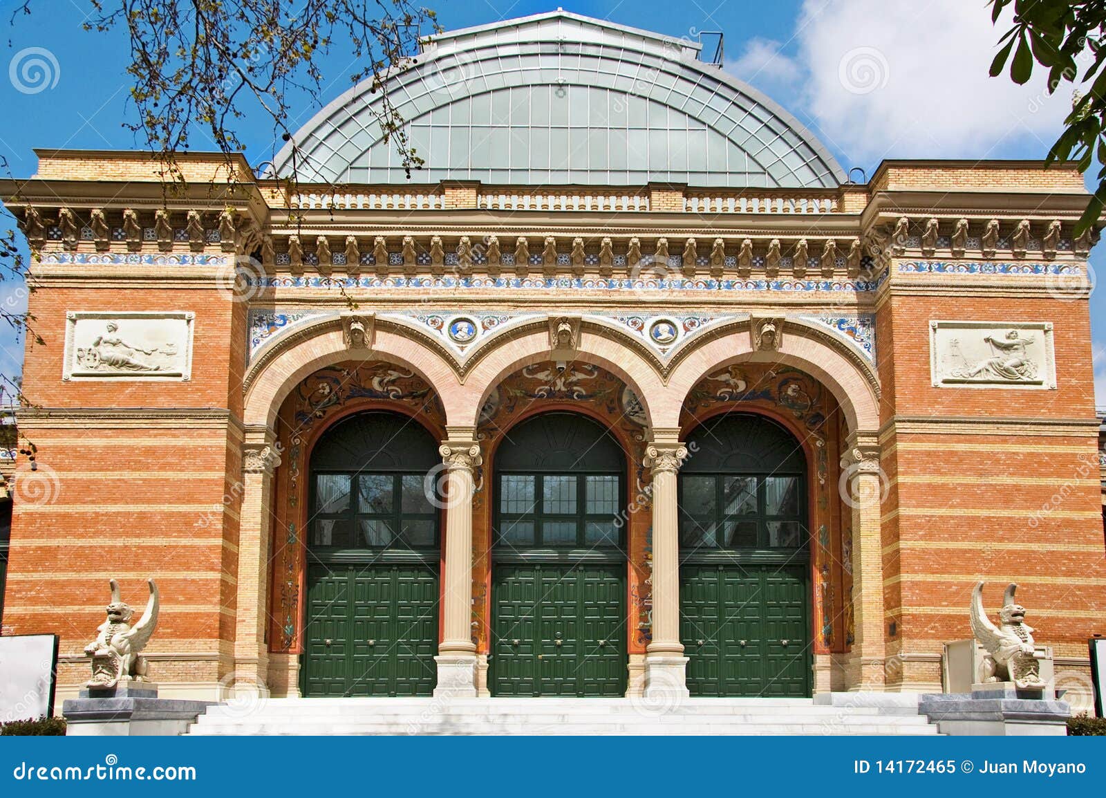 palacio de velazquez in parque del retiro, madrid