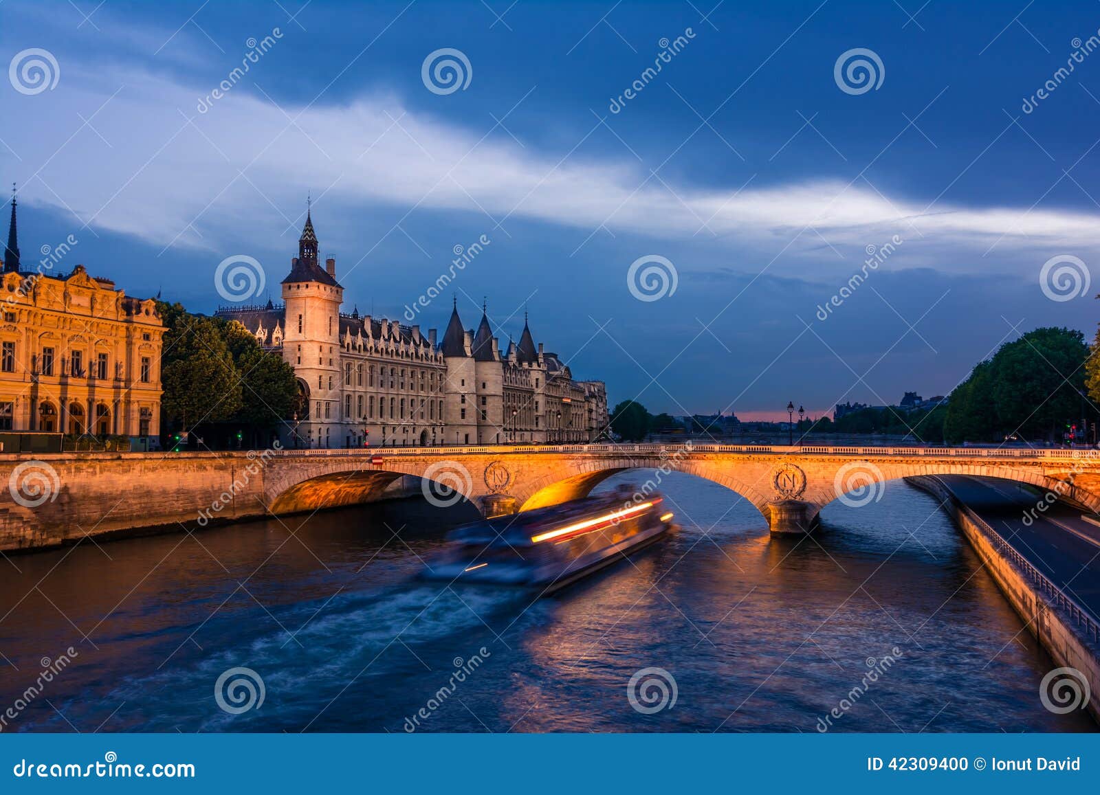 Palais de Justice, night view over the Seine. The Palais de Justice in the ÃŽle de la CitÃ© in central Paris, France. Among the oldest surviving buildings of the former royal palace are the Sainte Chapelle and the Conciergerie, a former prison.