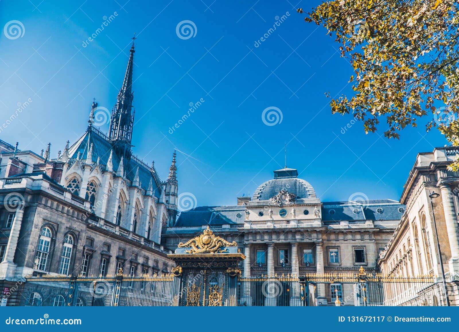 Palais de Justice de París por la mañana Ile de la CitÃª Otoño Capilla del santo