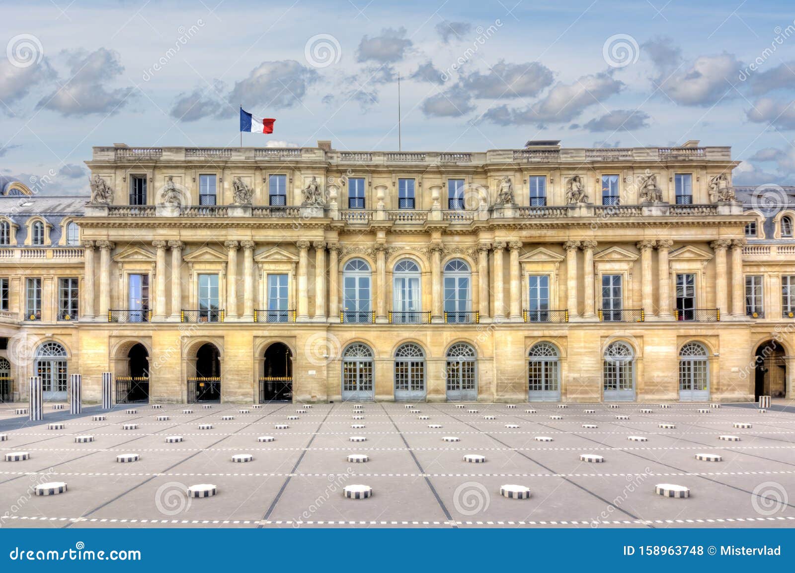 Palais Royal Palace Em Paris, França Foto de Stock - Imagem de monumento,  exterior: 158963748