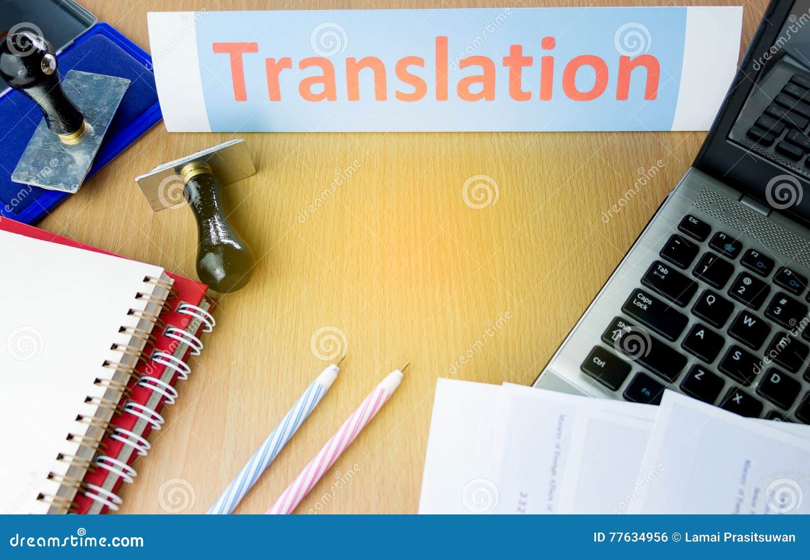 Palavra Da Tradução Na Tabela Do Escritório Foto de Stock - Imagem de  original, multilinguismo: 77634956