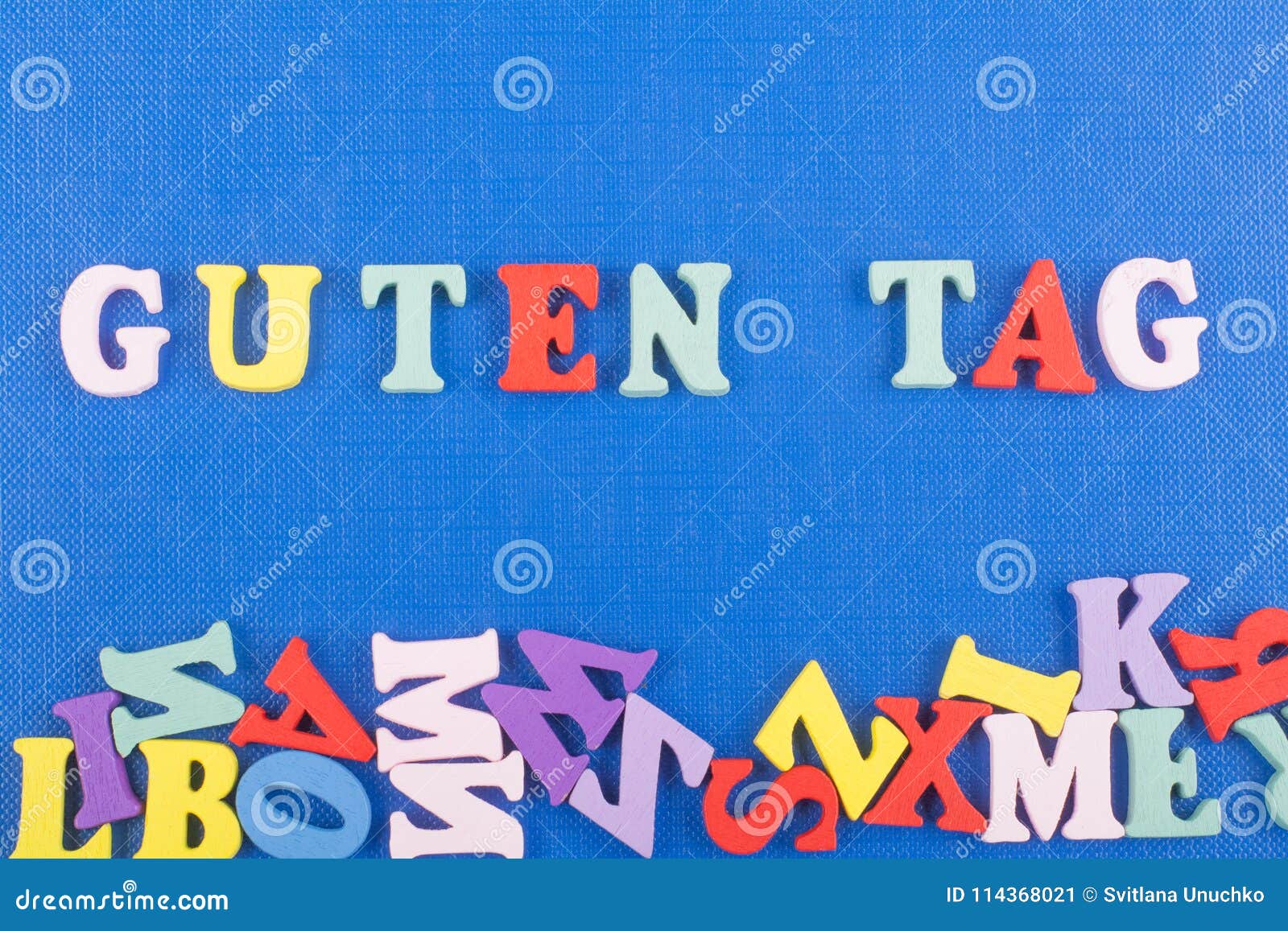 Palavra Do BOM DIA Da ETIQUETA De GUTEN No Fundo Azul Composto Das Letras De Madeira Do Bloco Colorido Do Alfabeto Do ABC, Espaço Imagem de Stock - Imagem de positivo, escola: Palavra Do BOM DIA Da ETIQUETA De GUTEN No Fundo Azul Composto Das Letras De Madeira Do Bloco Colorido Do Alfabeto Do ABC, Espaço Imagem de Stock - Imagem de positivo, escola: