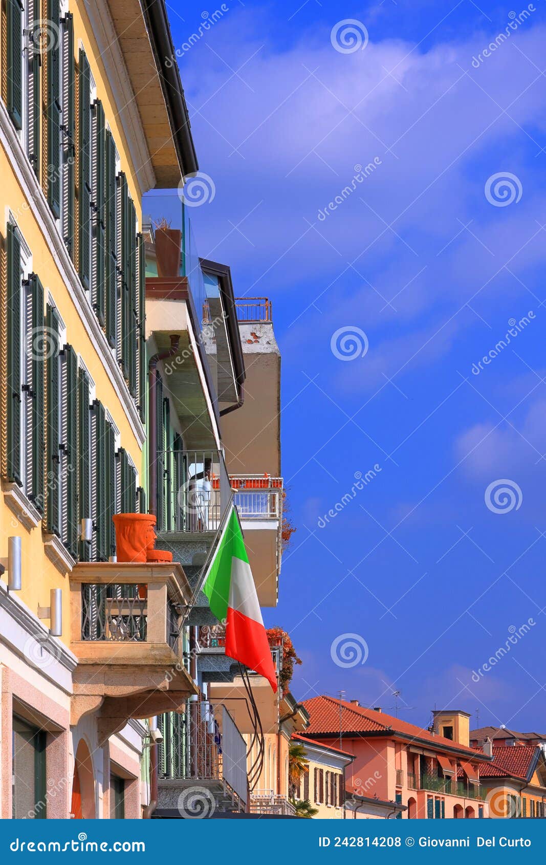 palazzi storici colorati di angera, italia, historical colorful buildings of angera, italy