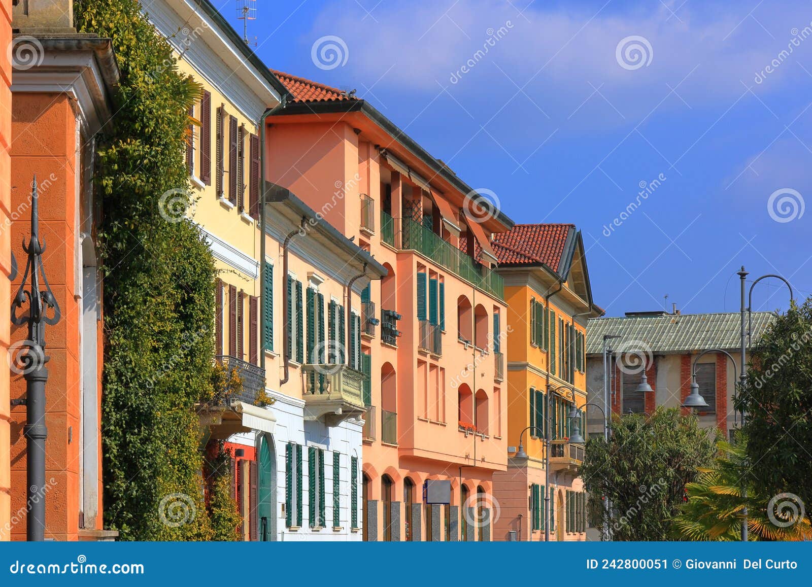 palazzi storici colorati di angera, italia, historical colorful buildings of angera, italy