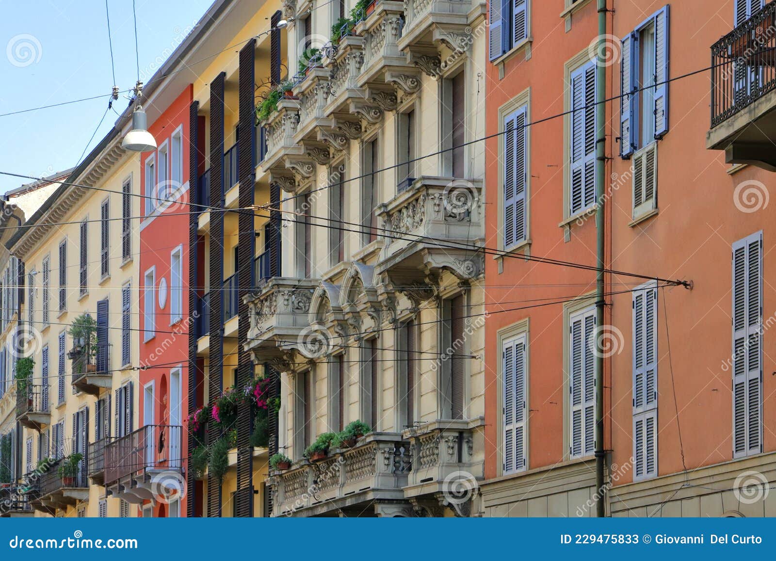 palazzi storici colorati di milano