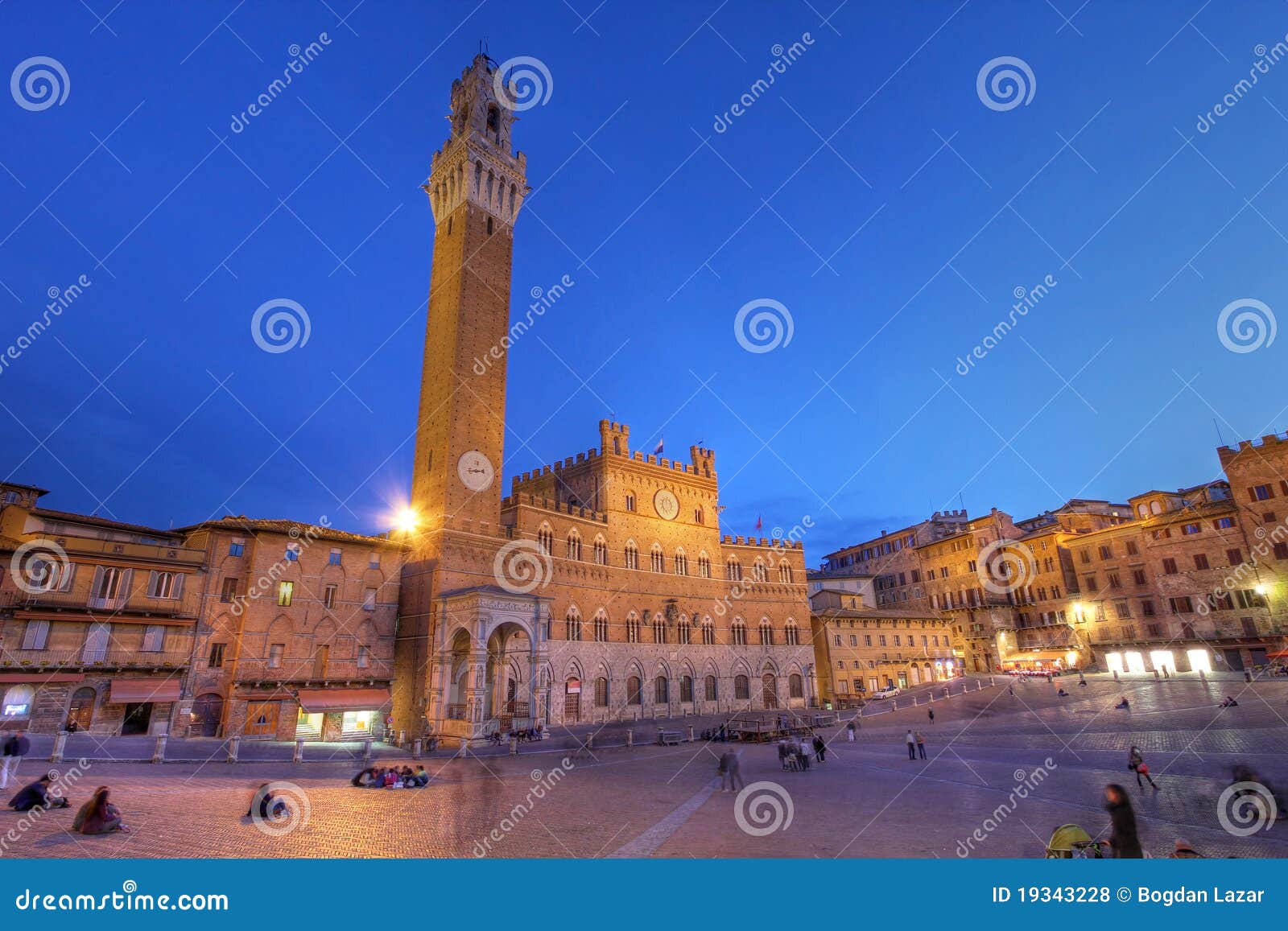 palazzo publico in piazza del campo, siena, italy