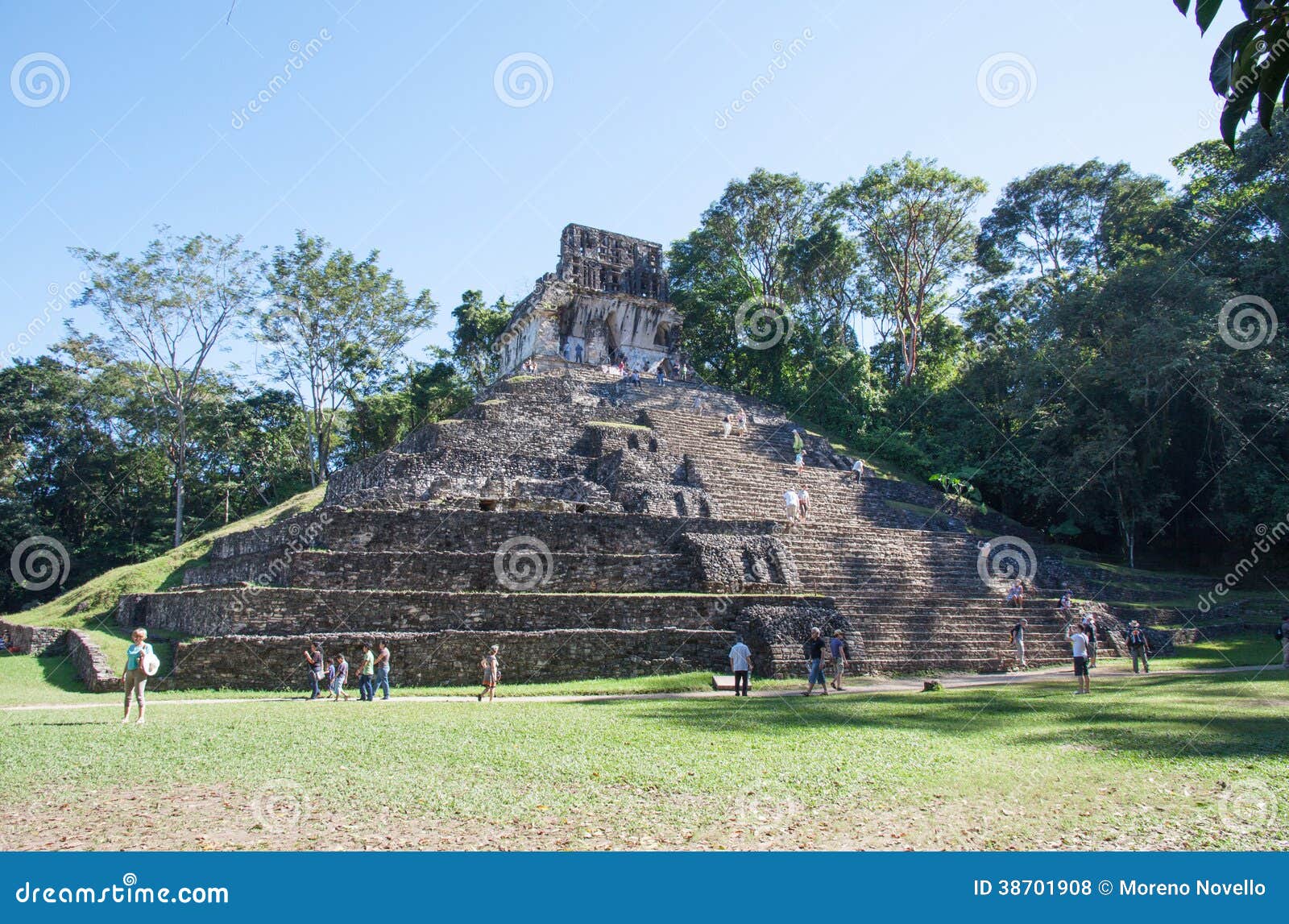 Palenque, México. PALENQUE, MÉXICO - FEVEREIRO 10,2013: As ruínas de Palenque são um estado municipal do Maya em México do sul que floresceu no século VII.