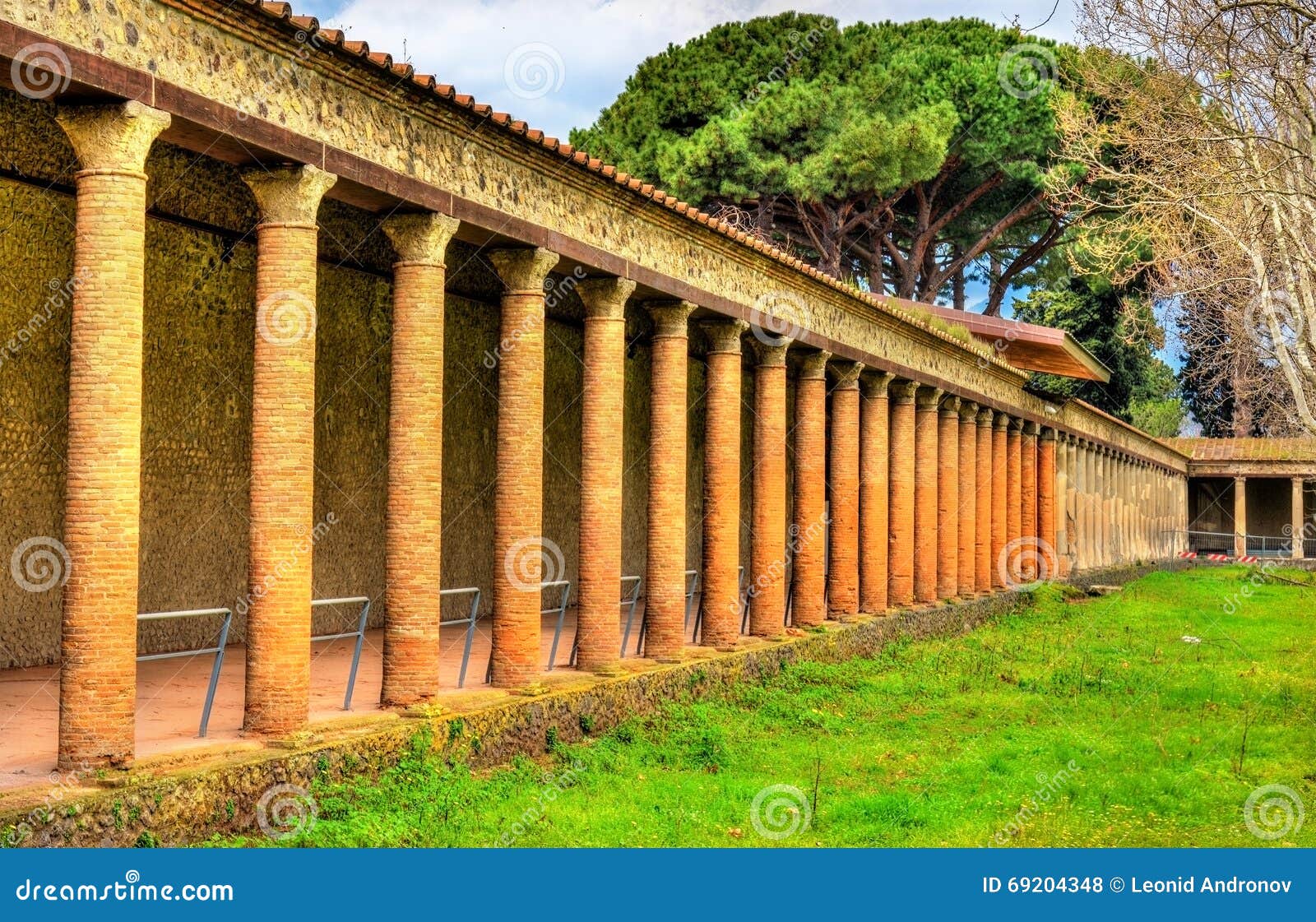 palestra grande or large gymnasium in pompeii