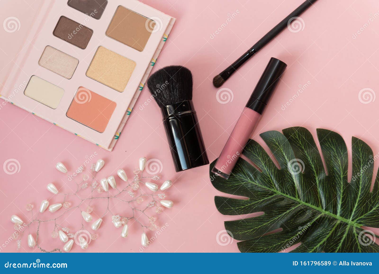 Paleta De Herramientas De Maquillaje Profesional De Confección Cosmética Multicolor Con Pinceles, Pintalabios Y Accesorios En Ros Imagen de archivo - Imagen de rosa, cepillo: 161796589 Paleta De Herramientas De Maquillaje Profesional De Confección Cosmética Multicolor Con Pinceles, Pintalabios Y Accesorios En Ros Imagen de archivo - Imagen de rosa, cepillo: 161796589