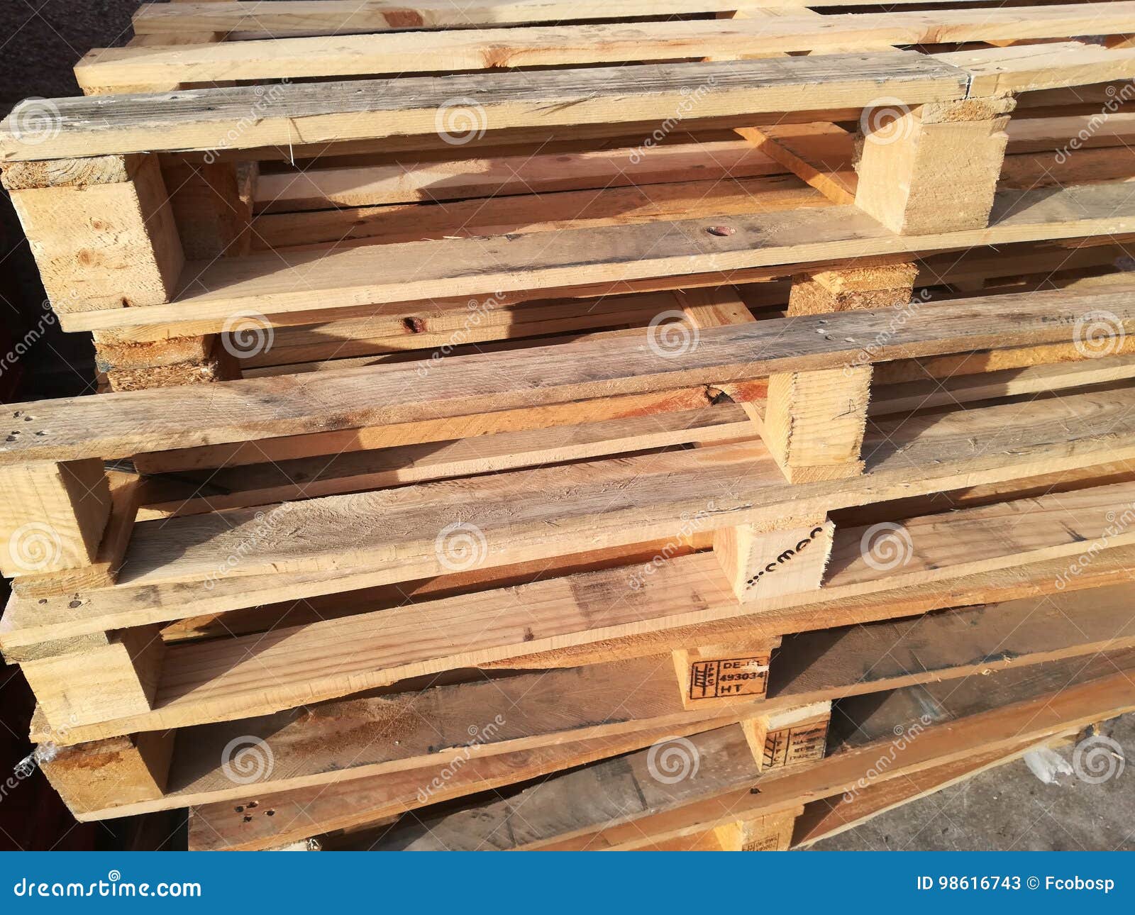 Paletas de madera imagen de archivo. Imagen de madera 98616743