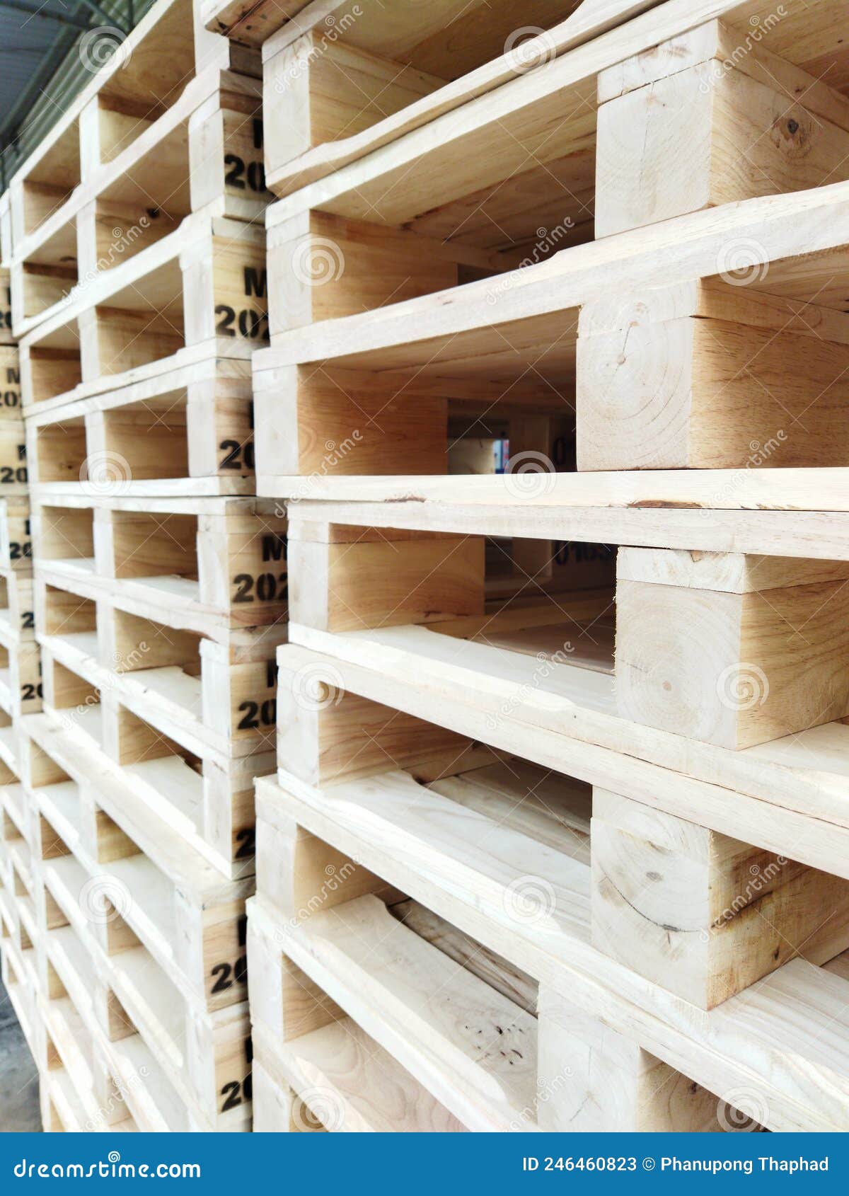 Paletas De Madera Para Uso Industrial Imagen de archivo Imagen de