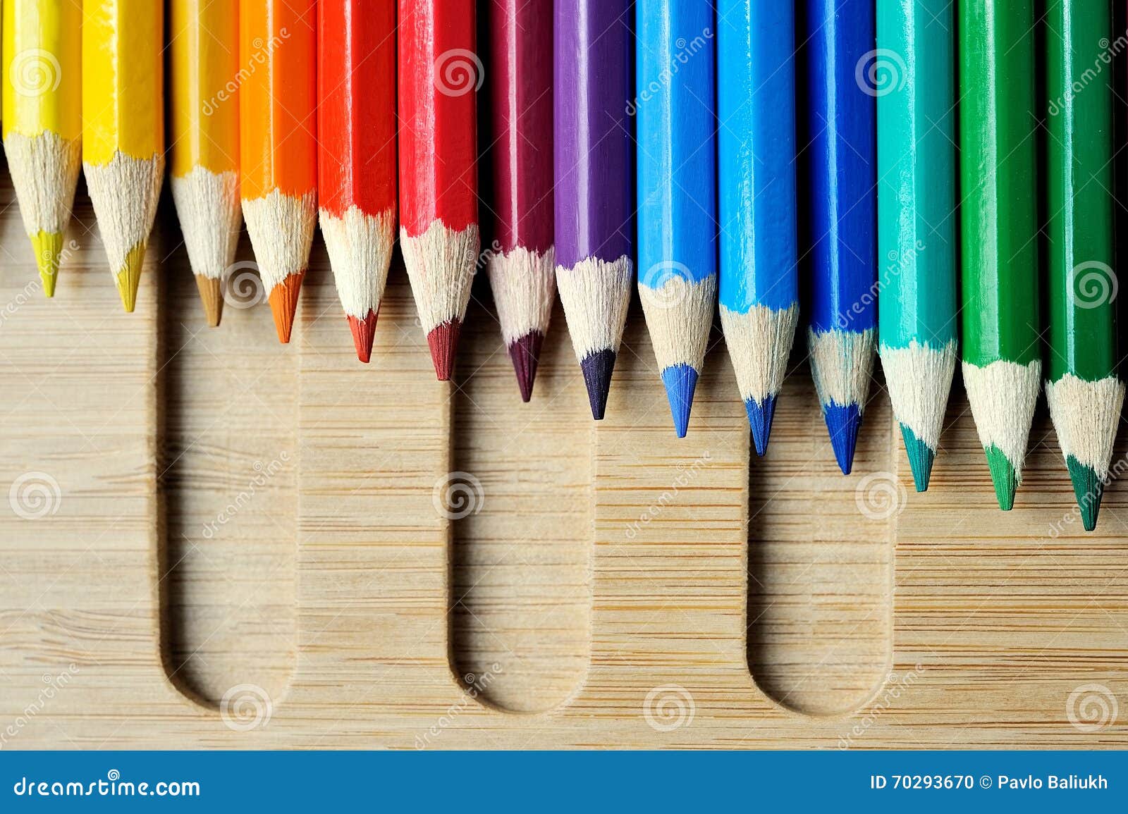 Palette De Crayon De Couleur Sur Le Fond En Bois Photo stock - Image du  groupe, bleu: 70293670