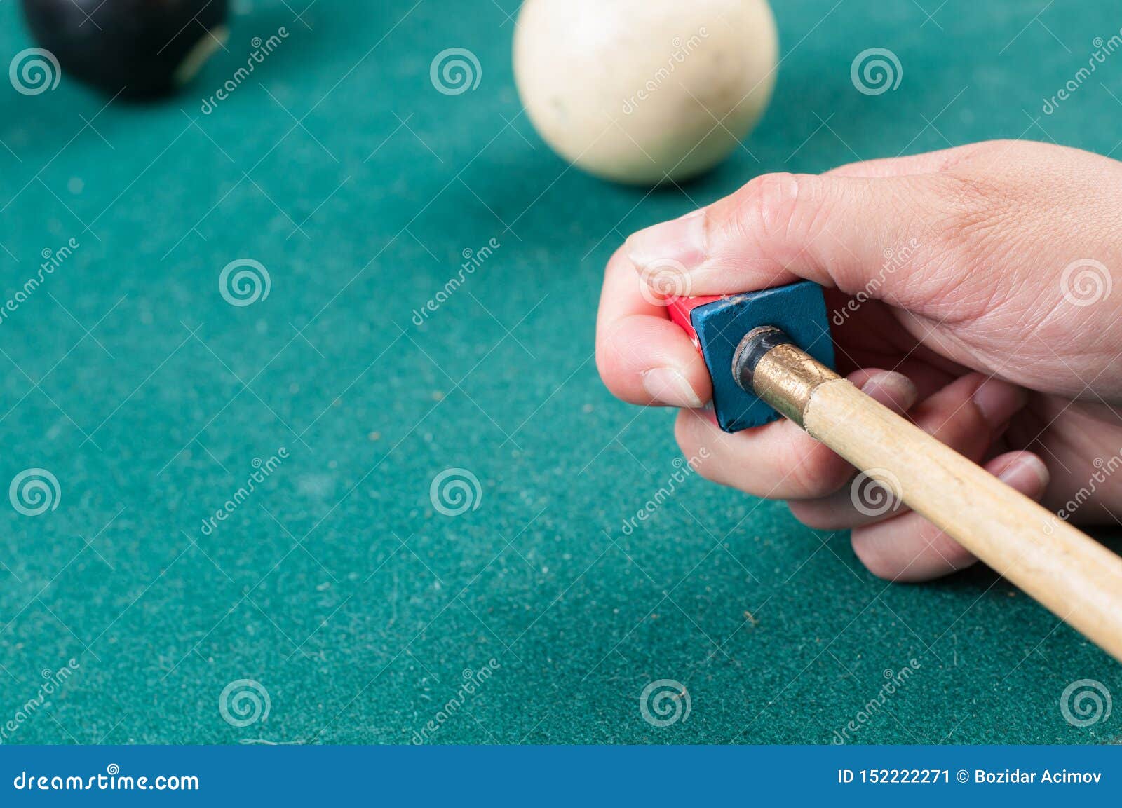 Palillo De Señal Con El Bloque De La Tiza En La Tabla De Billar