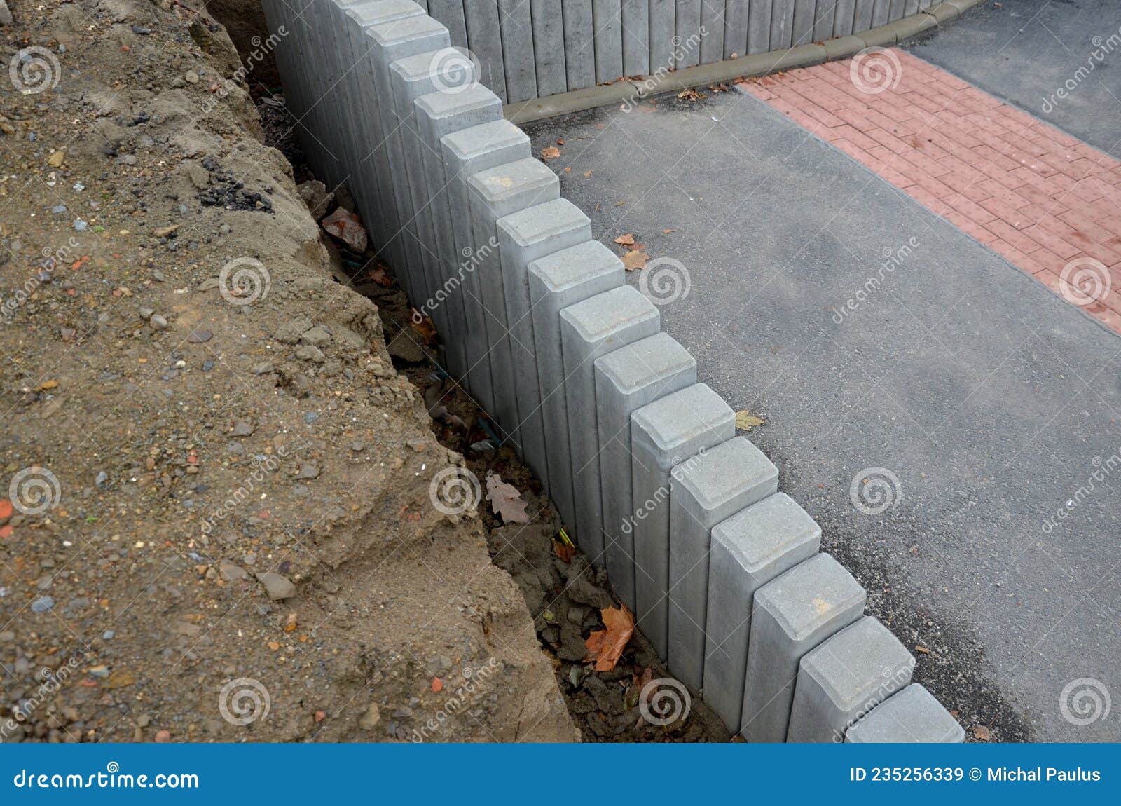 palisades made of square-profile concrete with sloping staircase arches in garden architecture. solution of smaller terrain differ