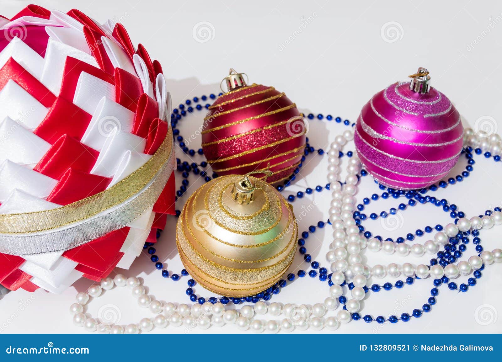 Albero Di Natale Kanzashi.Palla Dei Nastri Colorati Nello Stile Di Kanzashi Palle E Perle Di Natale Su Un Fondo Leggero Decorazioni Immagine Stock Immagine Di Ritual Lucido 132809521