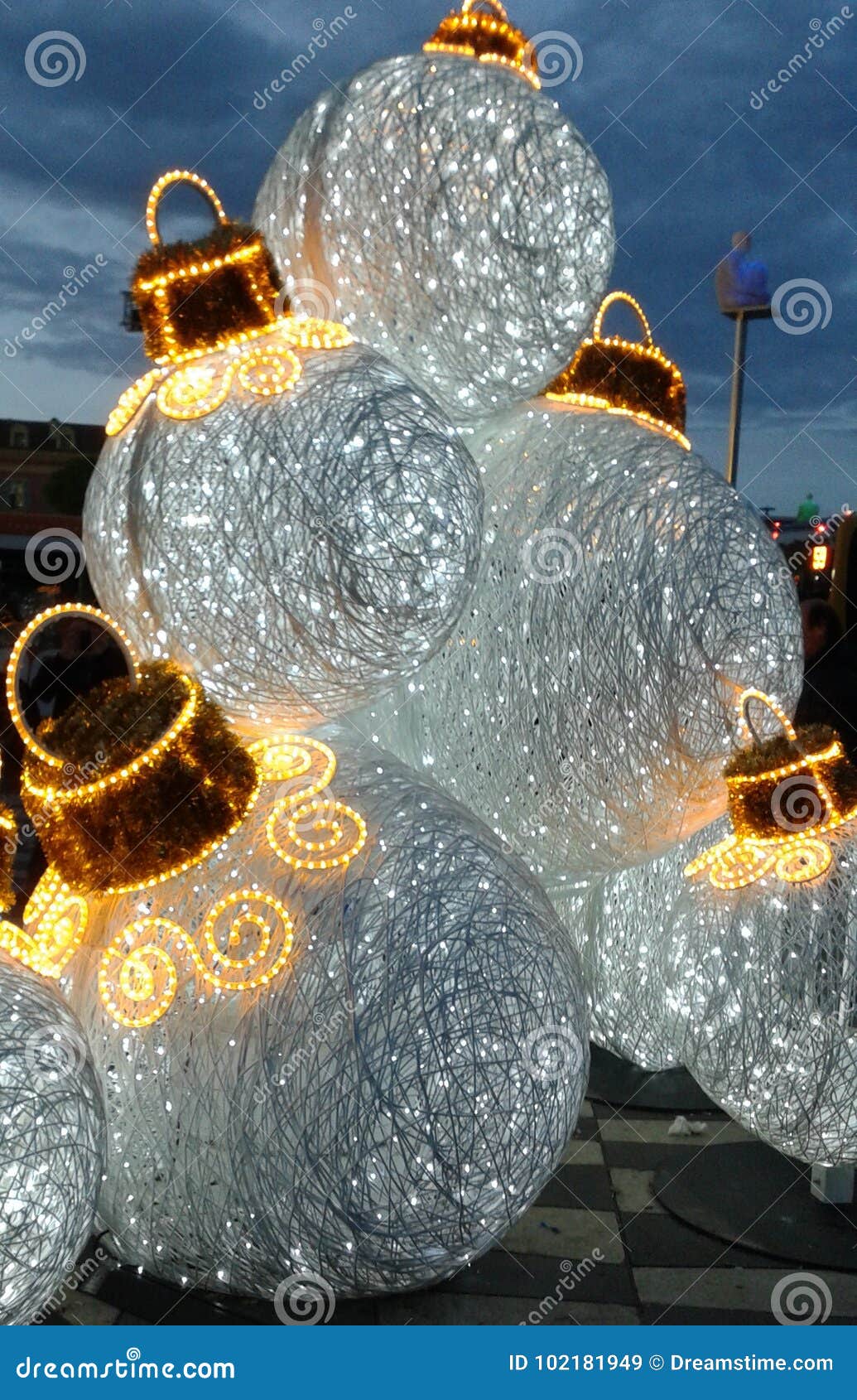 Palle Di Natale Grandi.Palle Dell Albero Di Natale Grandi Bianche Immagine Stock Immagine Di Rosso Summertime 102181949