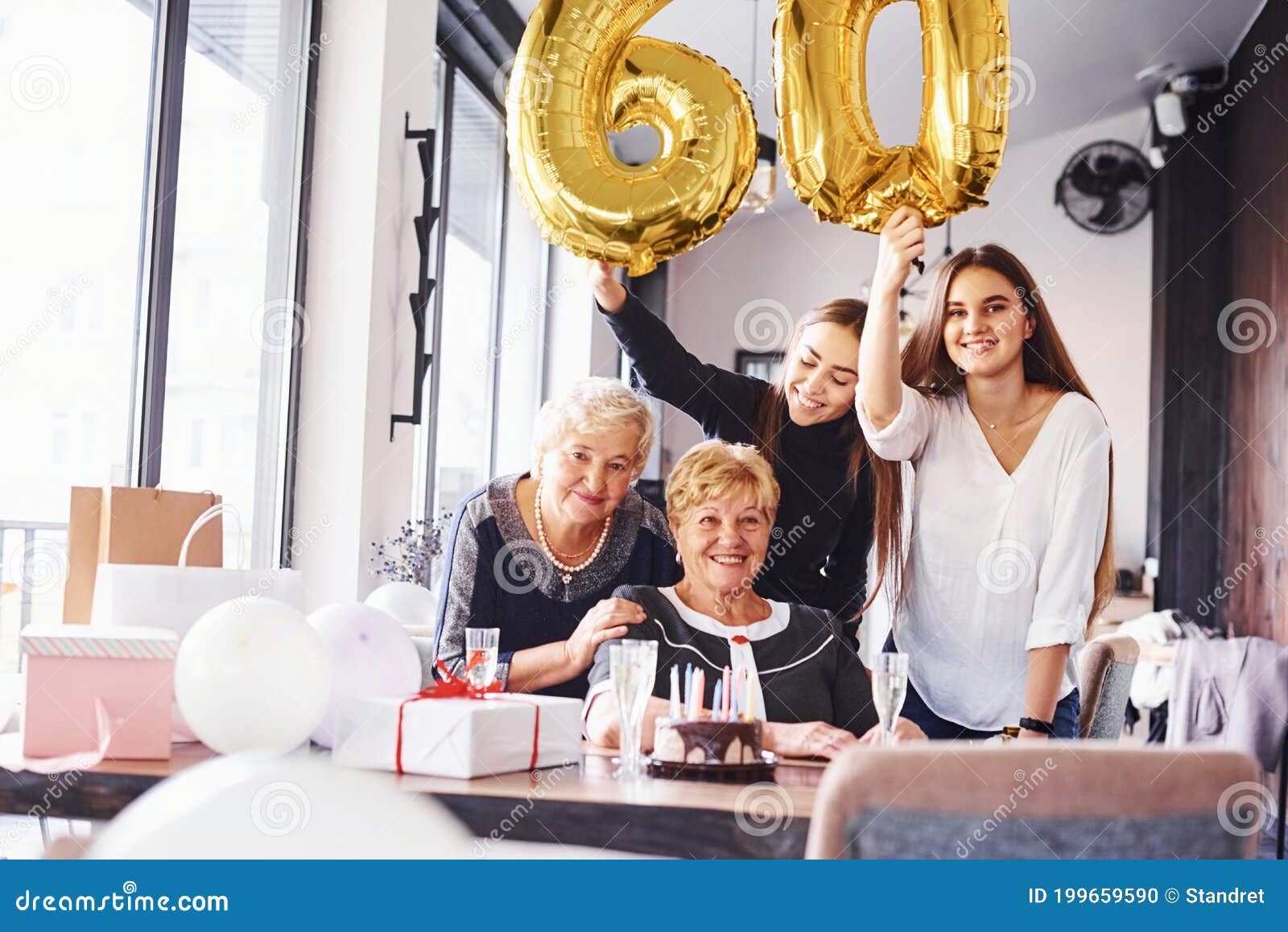 Palloncini Con Numero 60 Donna Anziana Con Famiglia E Amici Che Festeggia  Il Compleanno Al Chiuso Fotografia Stock - Immagine di generazione,  caucasico: 199659590