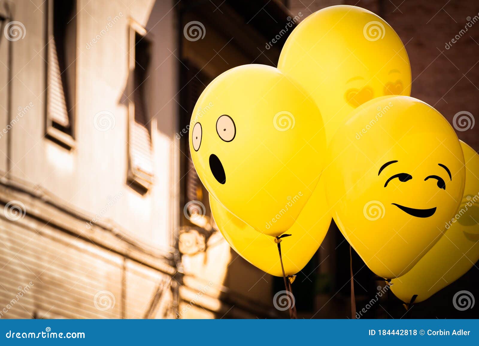 Palloncini Gialli Divertenti in Una Festa Di Strada Fotografia Stock -  Immagine di impressionabile, esterno: 184442818