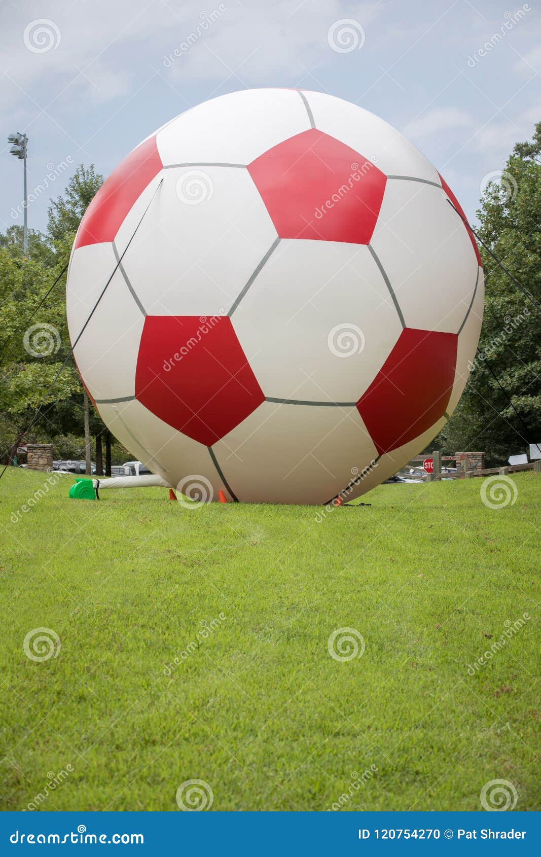 Pallone Da Calcio Gonfiabile Gigante Nel Campo Verde Fotografia