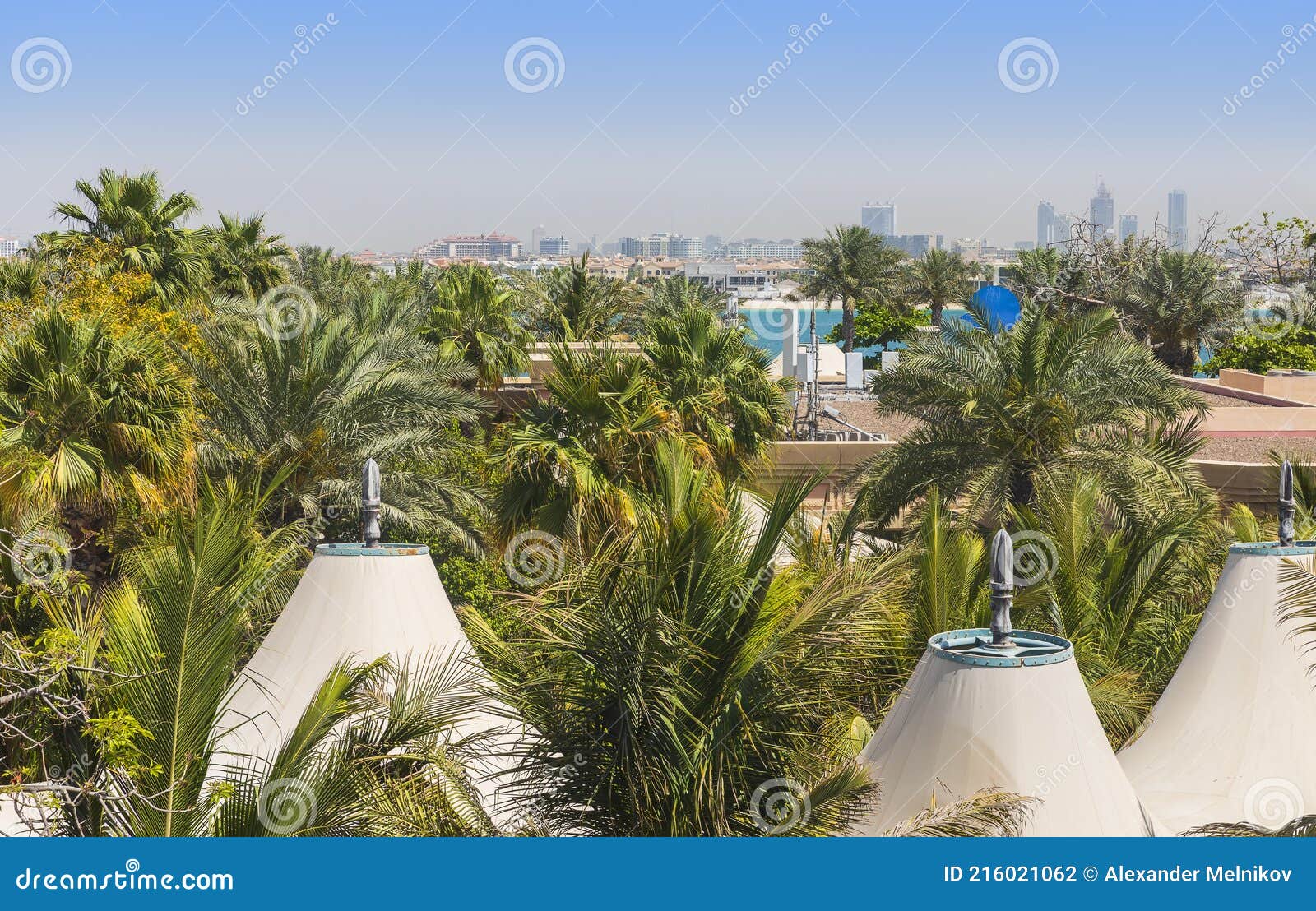 Palmen Und Sonnenschirme Auf Den Jumeirah Inseln in Dubai Redaktionelles Stockfotografie Bild
