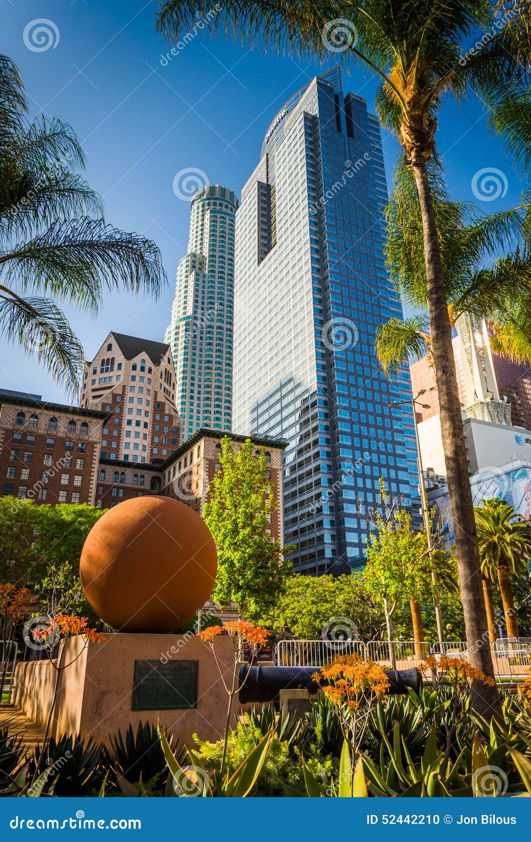Palmen und Wolkenkratzer an Pershing-Quadrat, in im Stadtzentrum gelegenem Los Angeles, Kalifornien