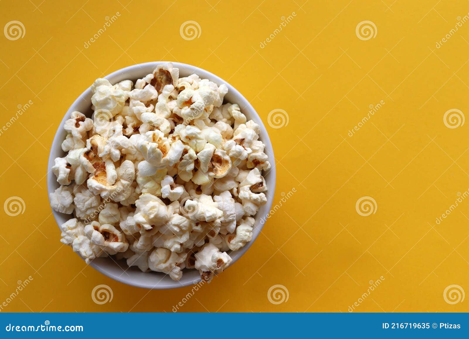 Palomitas De Maíz En Un Bol Blanco Sobre Fondo De Color Amarillo. Espacio  De Copia De Vista Superior Imagen de archivo - Imagen de copia,  hospitalidad: 216719635