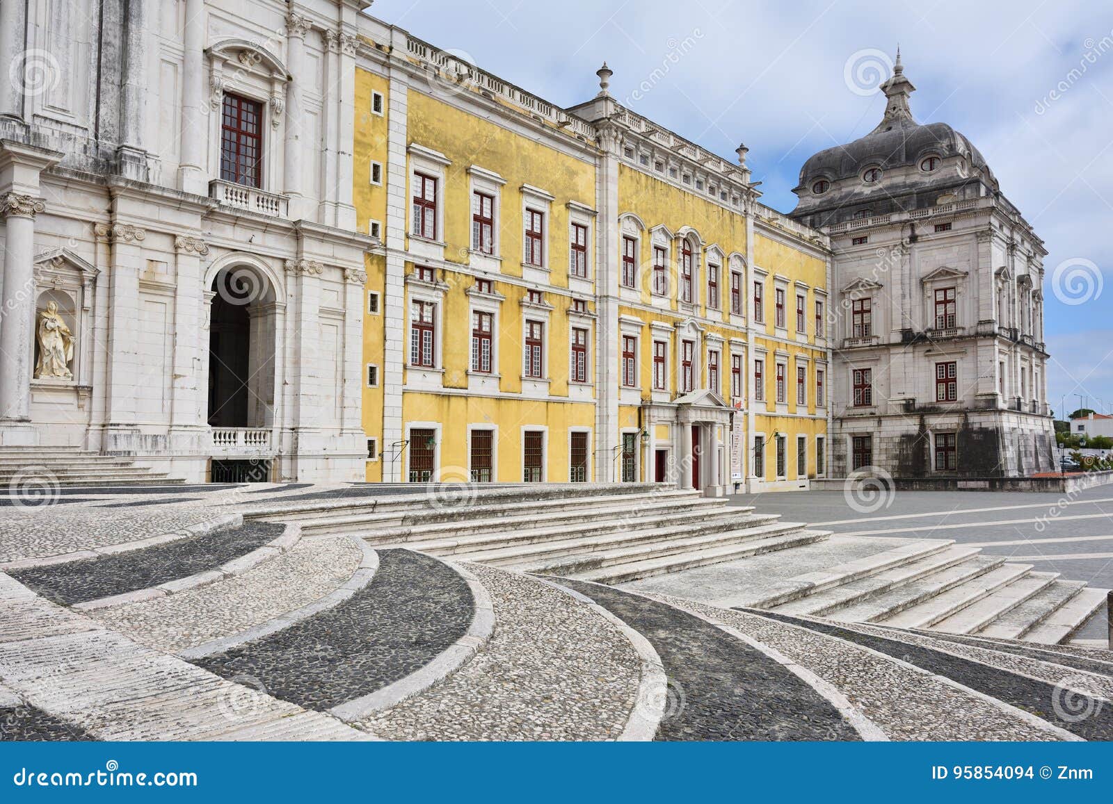 Palácio de Mafra Portugal foto de stock. Imagem de monumento 95854094