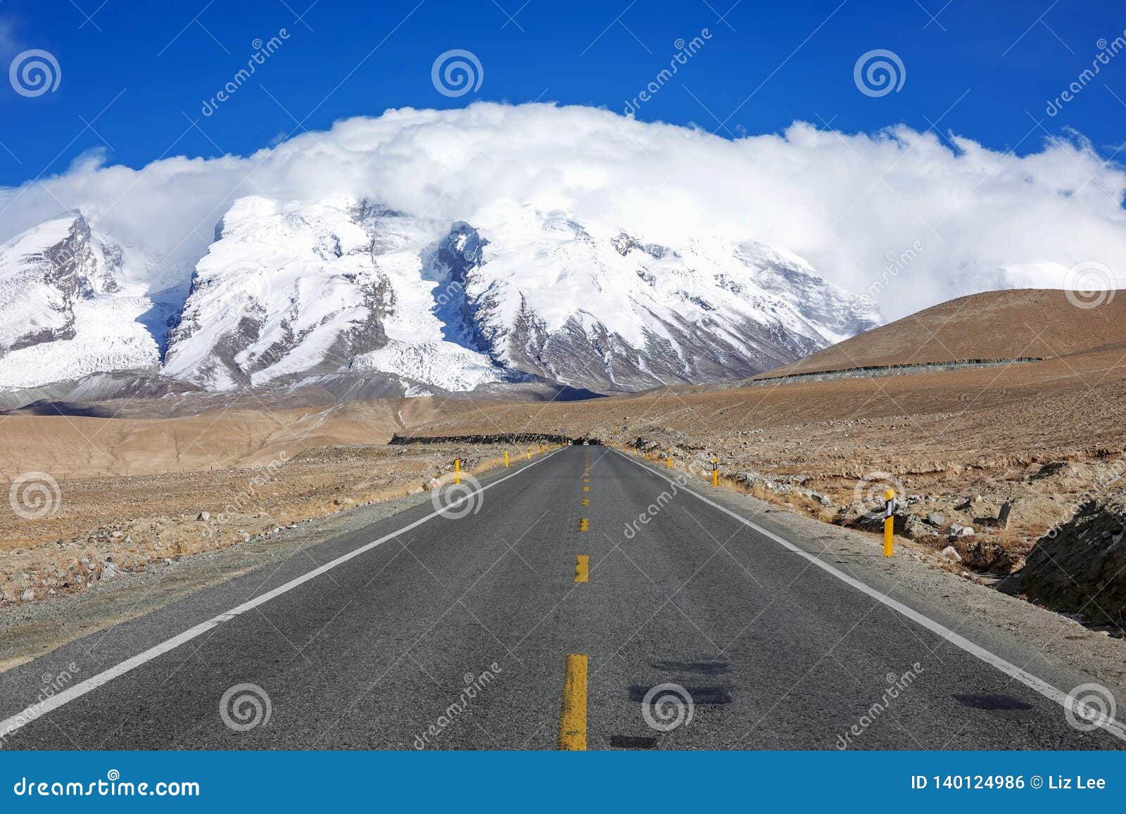 road to muztagata mountain on pamirs
