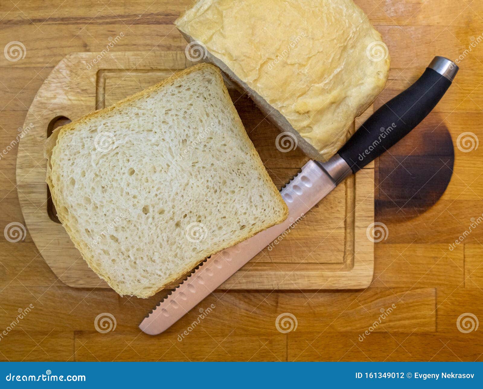 Pan y cuchillo sobre una tabla para cortar