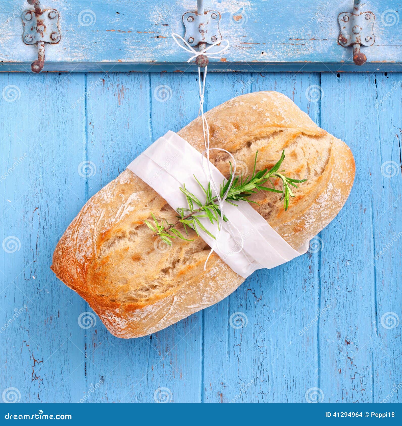 Pan de Ciabatta en estilo mediterráneo. El pan recientemente cocido del ciabatta en estilo mediterráneo, alista para la venta