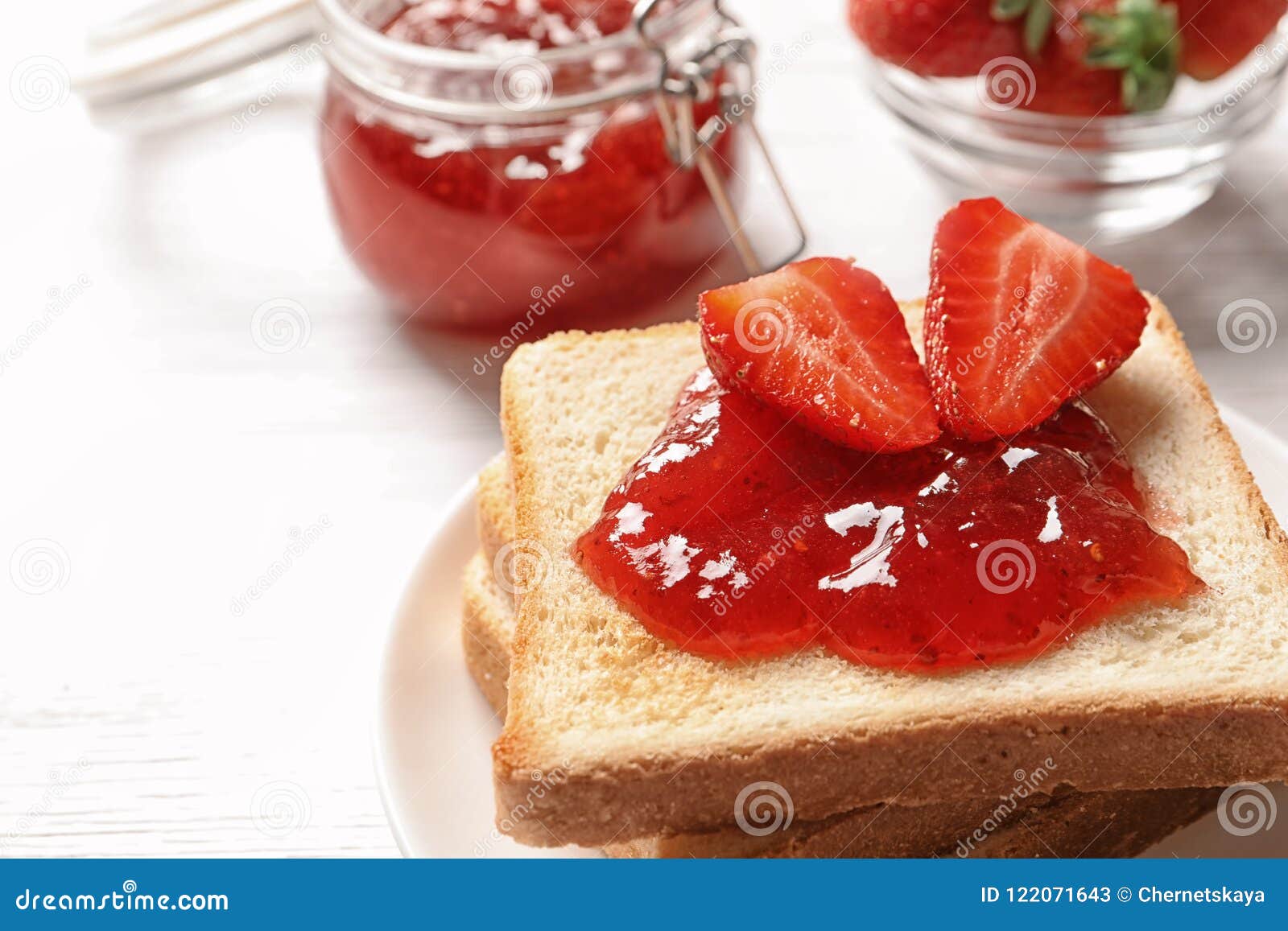 Pan Tostado Con Mermelada De Fresa Pan Sabroso De La Tostada Con La Mermelada De Fresa Y Las Bayas Frescas En Fondo Ligero Imagen de archivo - Imagen de postre, sano: 122071643