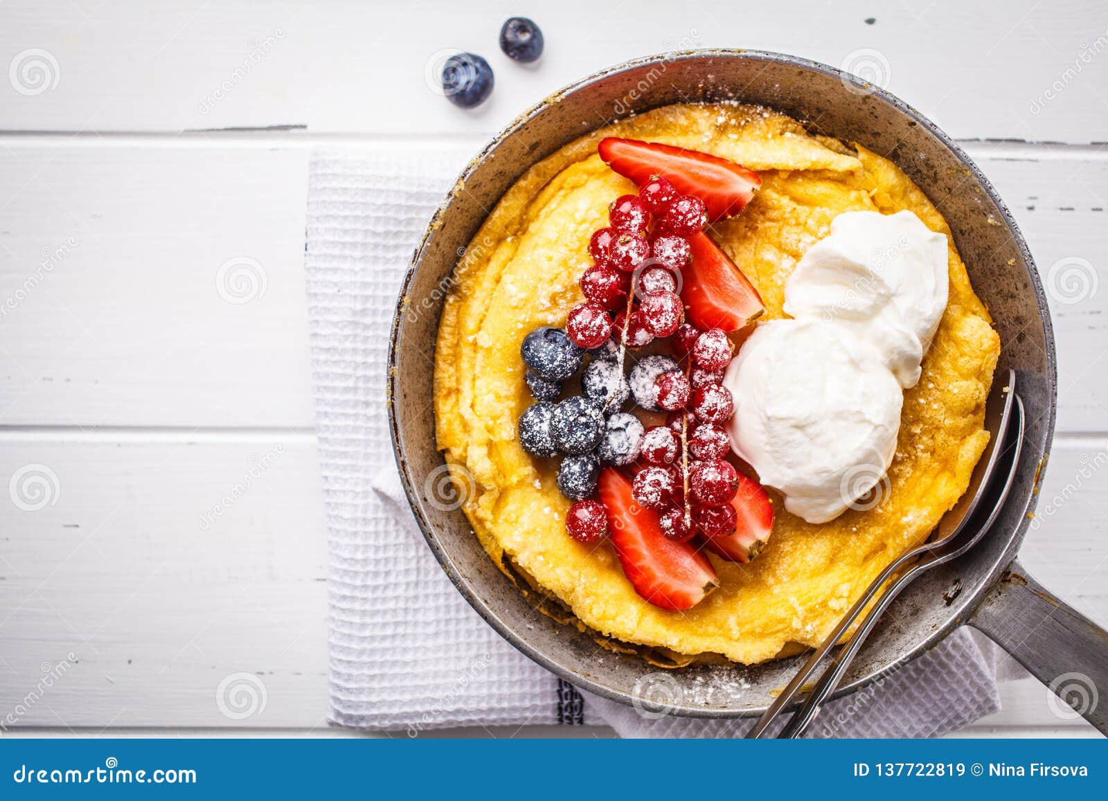 Pancake Olandese Del Bambino Con Le Bacche E La Crema in Una Pentola Della  Ghisa, Vista Superiore Immagine Stock - Immagine di buongustaio, crema:  137722819