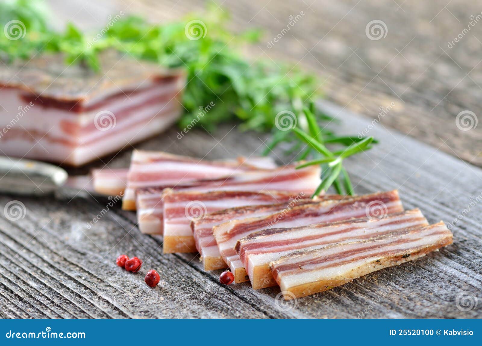 Pancetta affumicata curata fotografia stock. Immagine di taglio 25520100