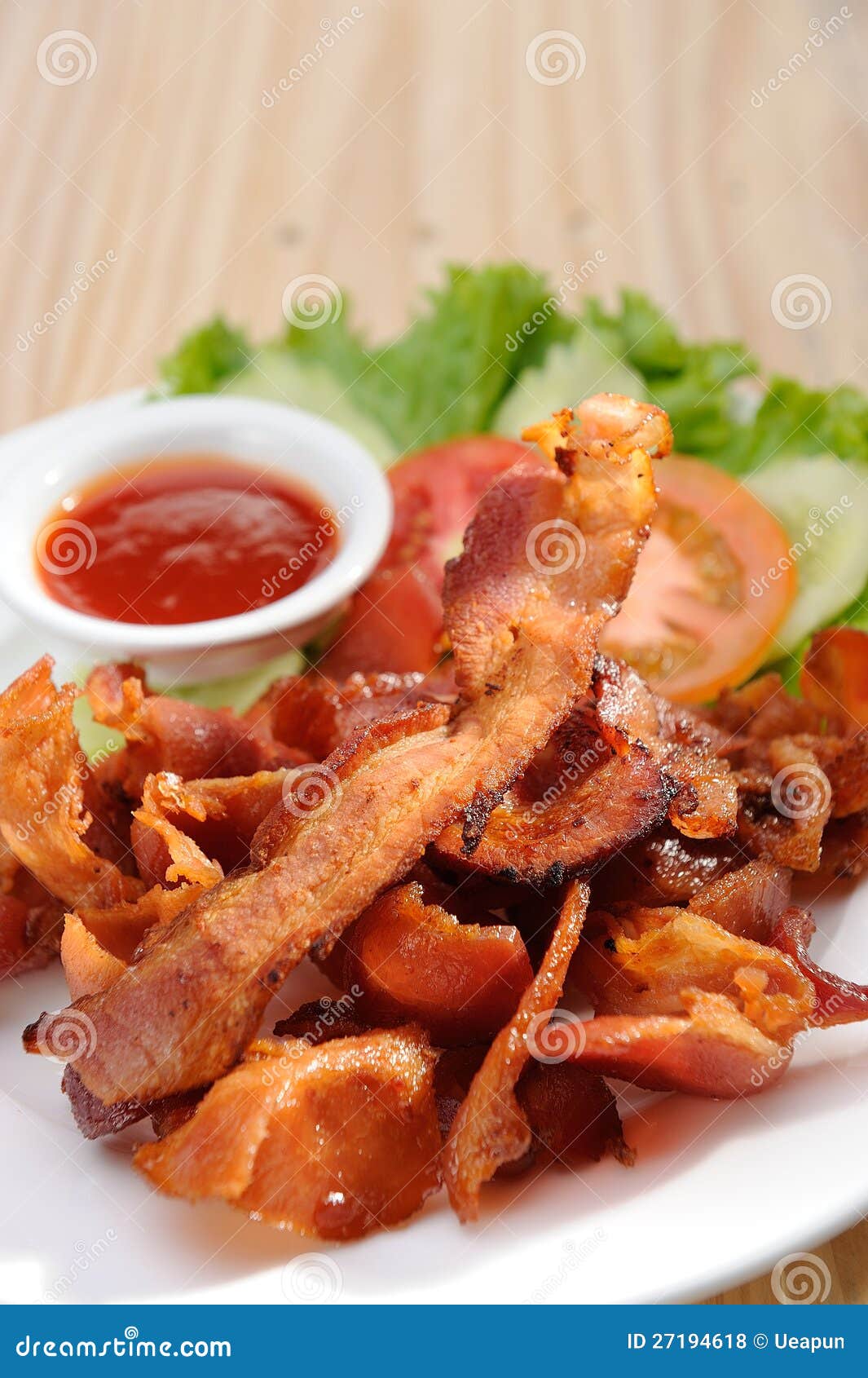 Pancetta Affumicata Fritta Sul Piatto Bianco Fotografia Stock Immagine di strisce, flange