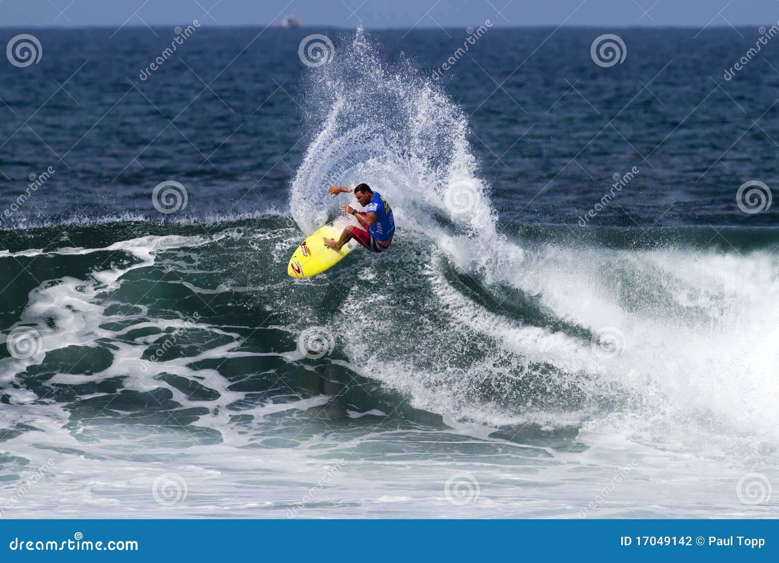 Pancho Sullivan Que Practica Surf En El Triple Crown Hawaii Fotografía