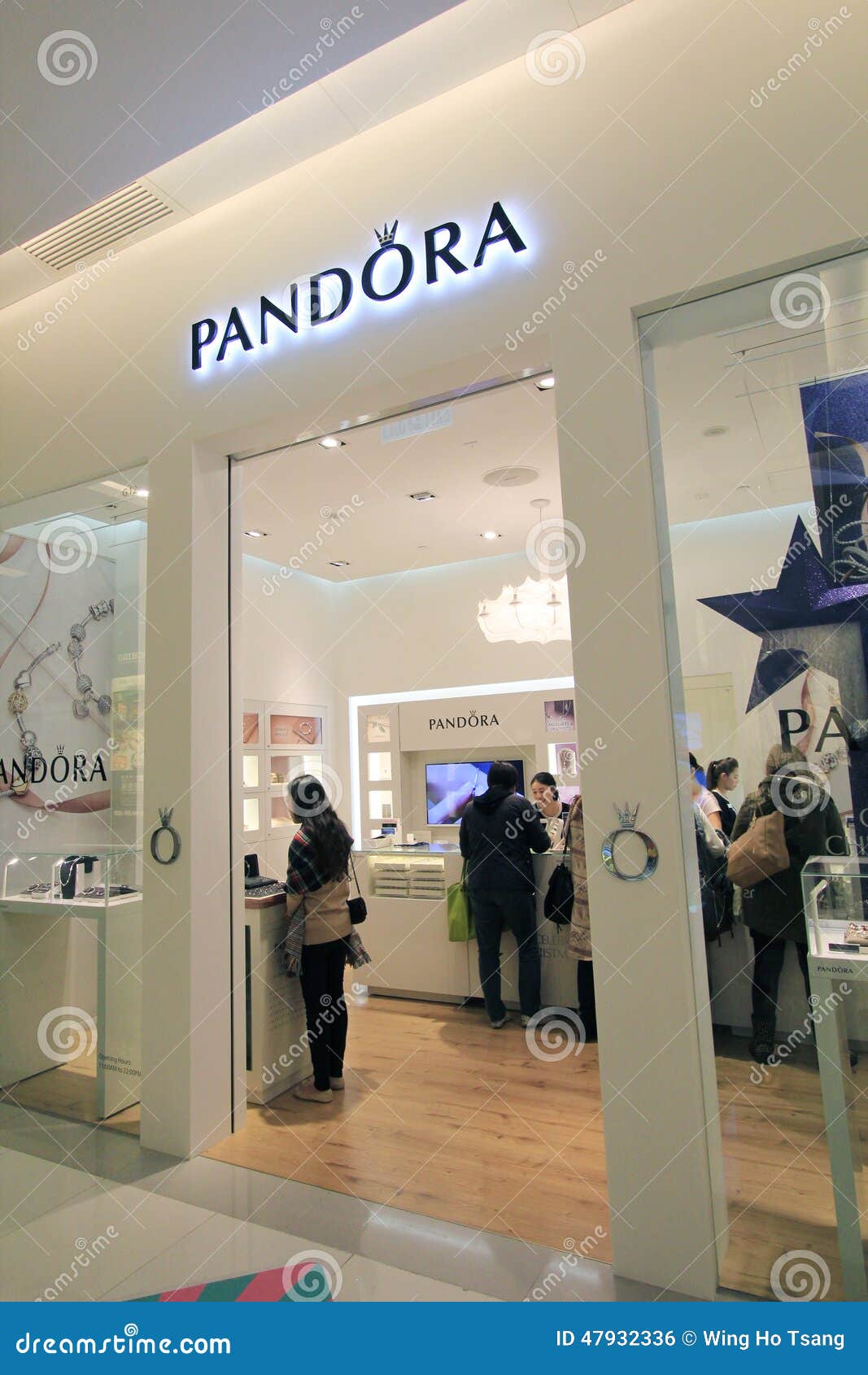 Massage Onaangeroerd Interpretatie Pandora shop in hong kong editorial photo. Image of bags - 47932336
