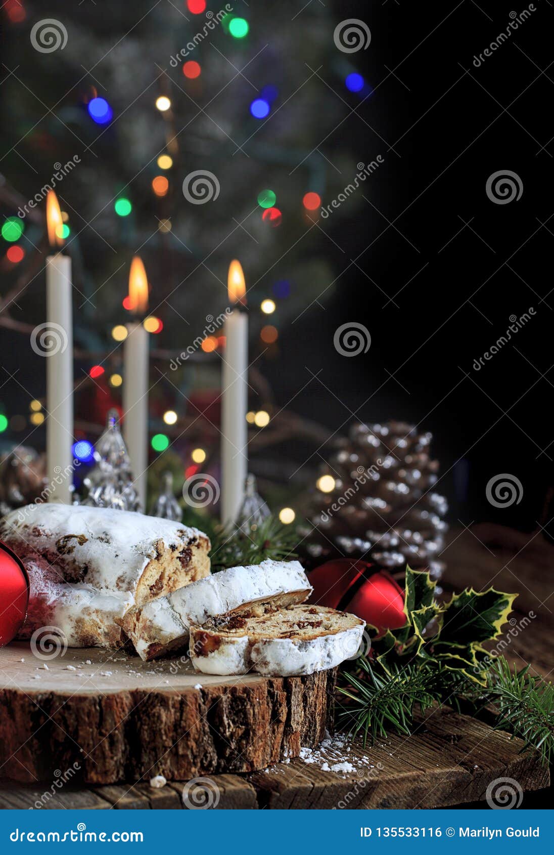 Candele Dolci Di Natale.Pane Tedesco Di Natale Di Stollen Con Le Candele 2 Fotografia Stock Immagine Di Natale Affettato 135533116