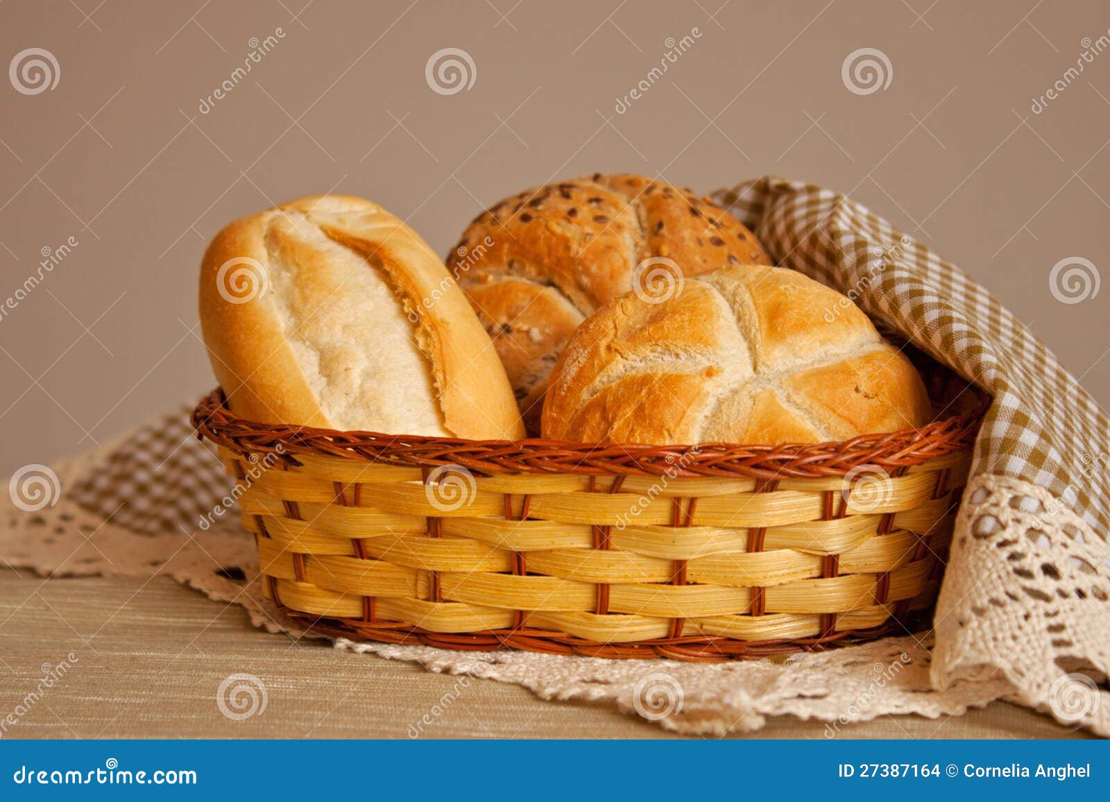 Pane in Un Cestino Della Rafia Fotografia Stock - Immagine di forno, pane:  27387164