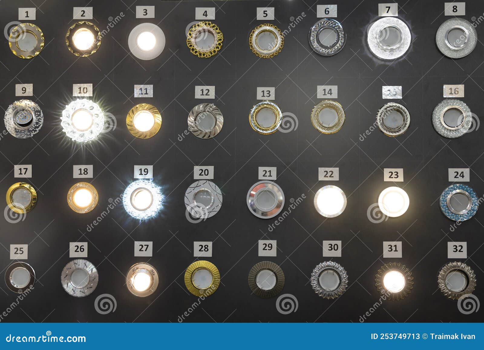 Panel Con Una Amplia Gama De Luces De Techo Empotradas Imagen de