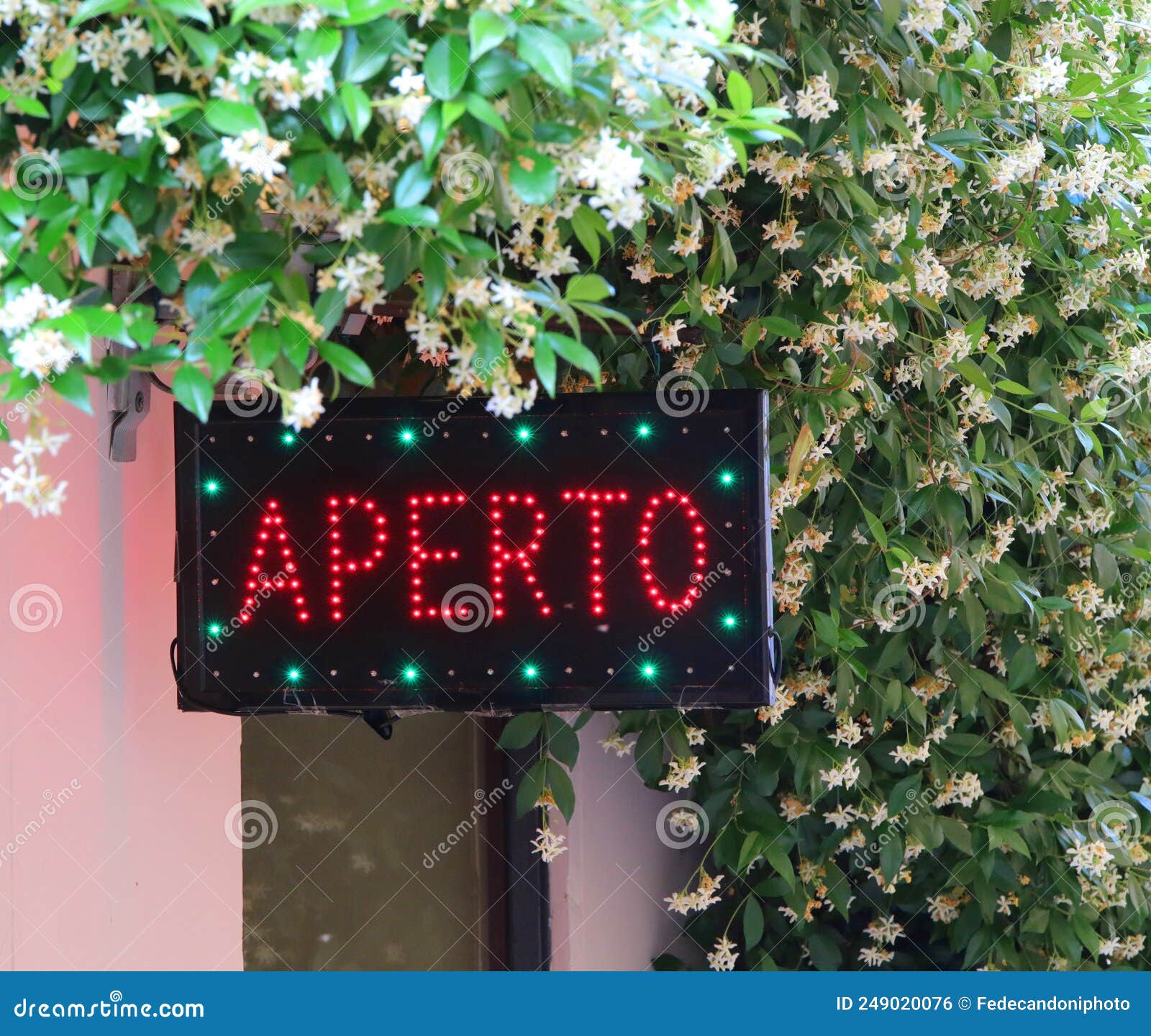 panel with led and the text aperto that means open in italian la