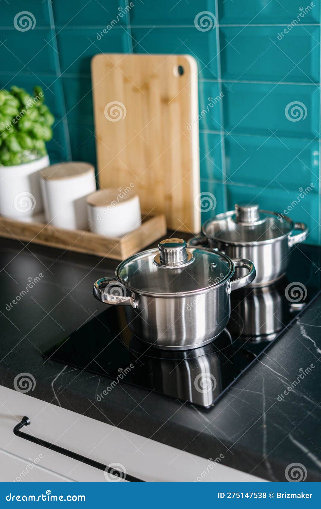 Panela De Culinária Em Hob De Indução Na Cozinha De Casa Foto de Stock -  Imagem de compacto, doméstico: 275147538