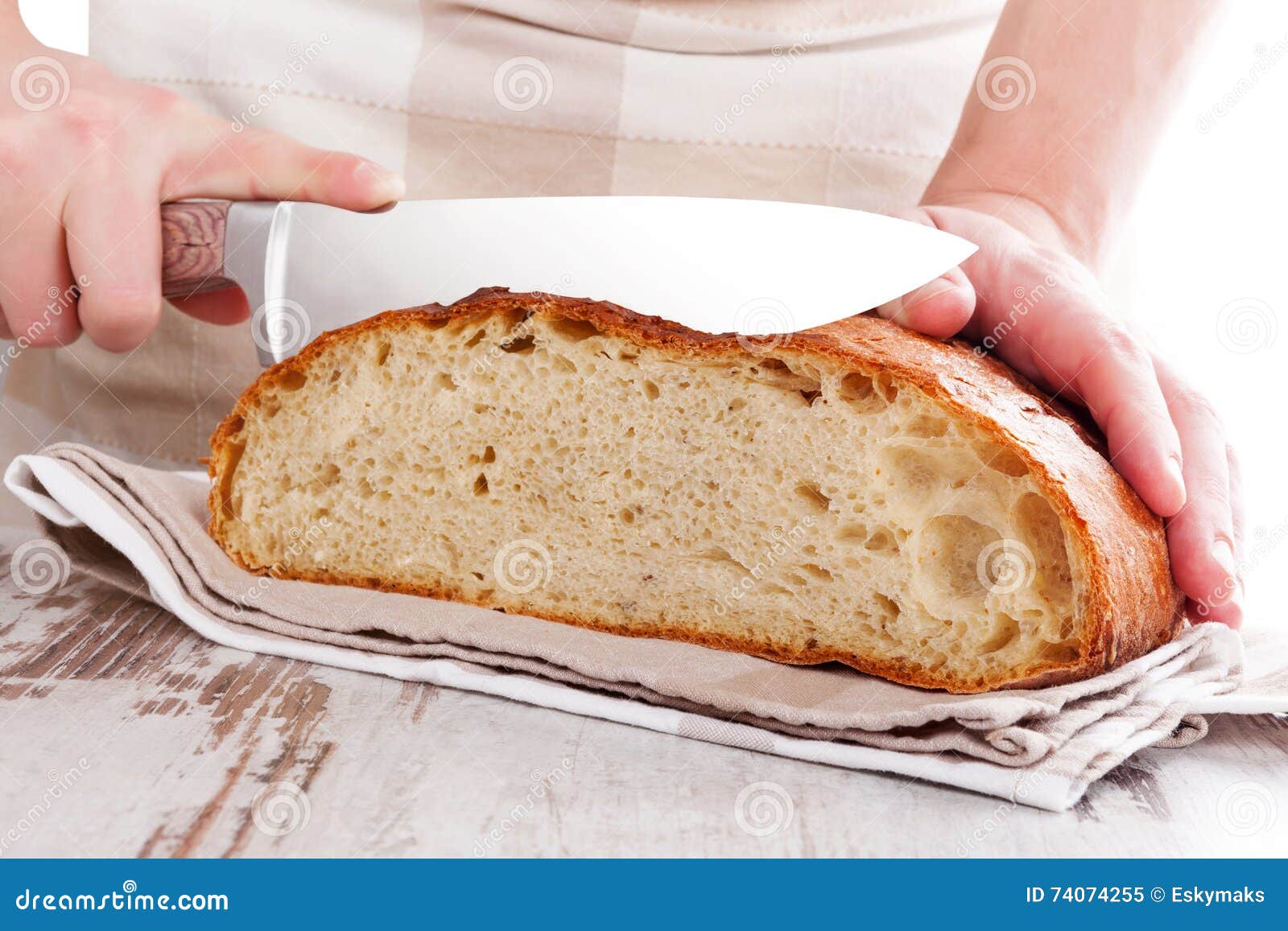 Panettiere Che Taglia Pane Fatto Fresco Immagine Stock - Immagine